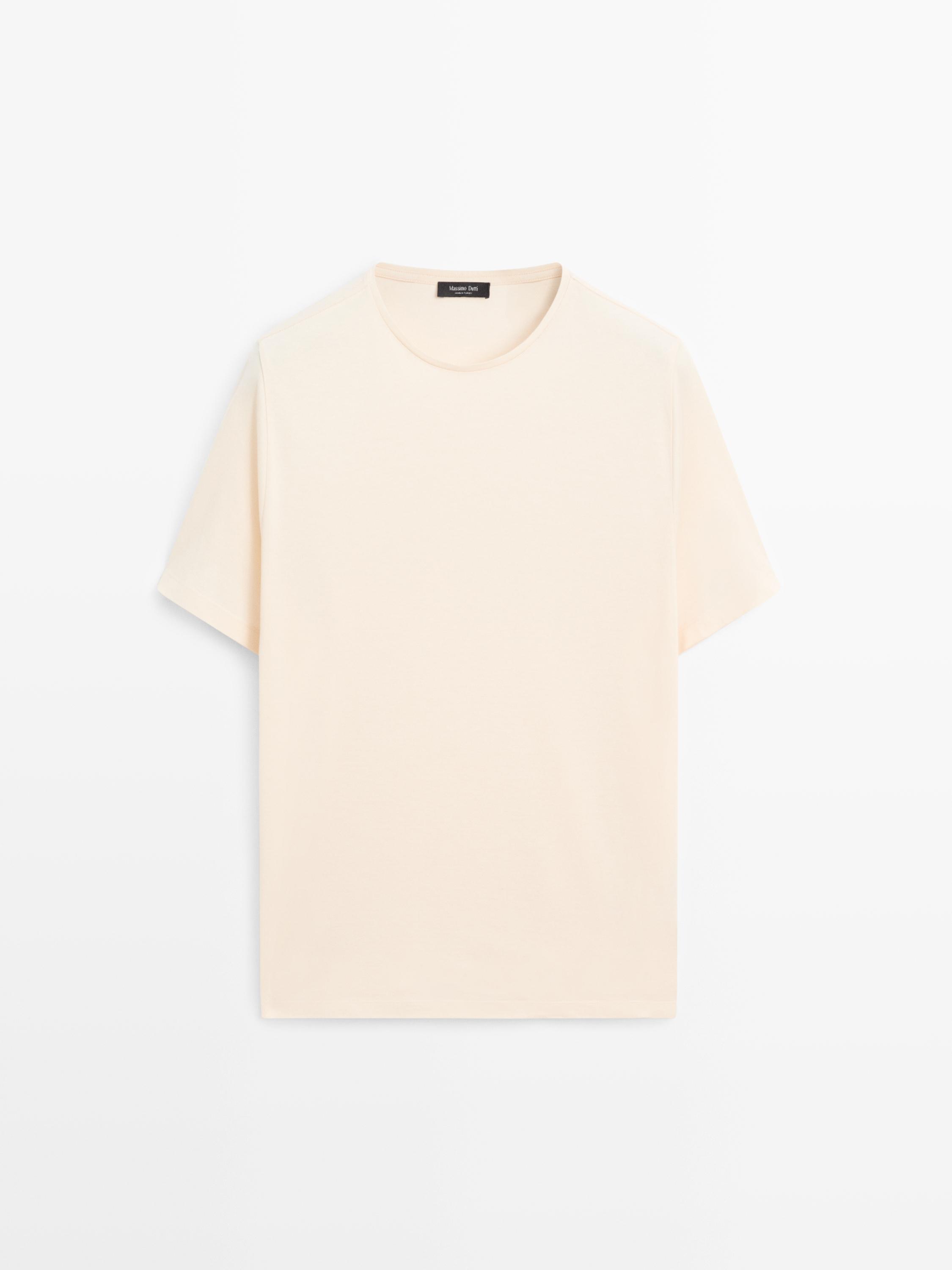 تيشرت بقصة عادية وياقة دائرية