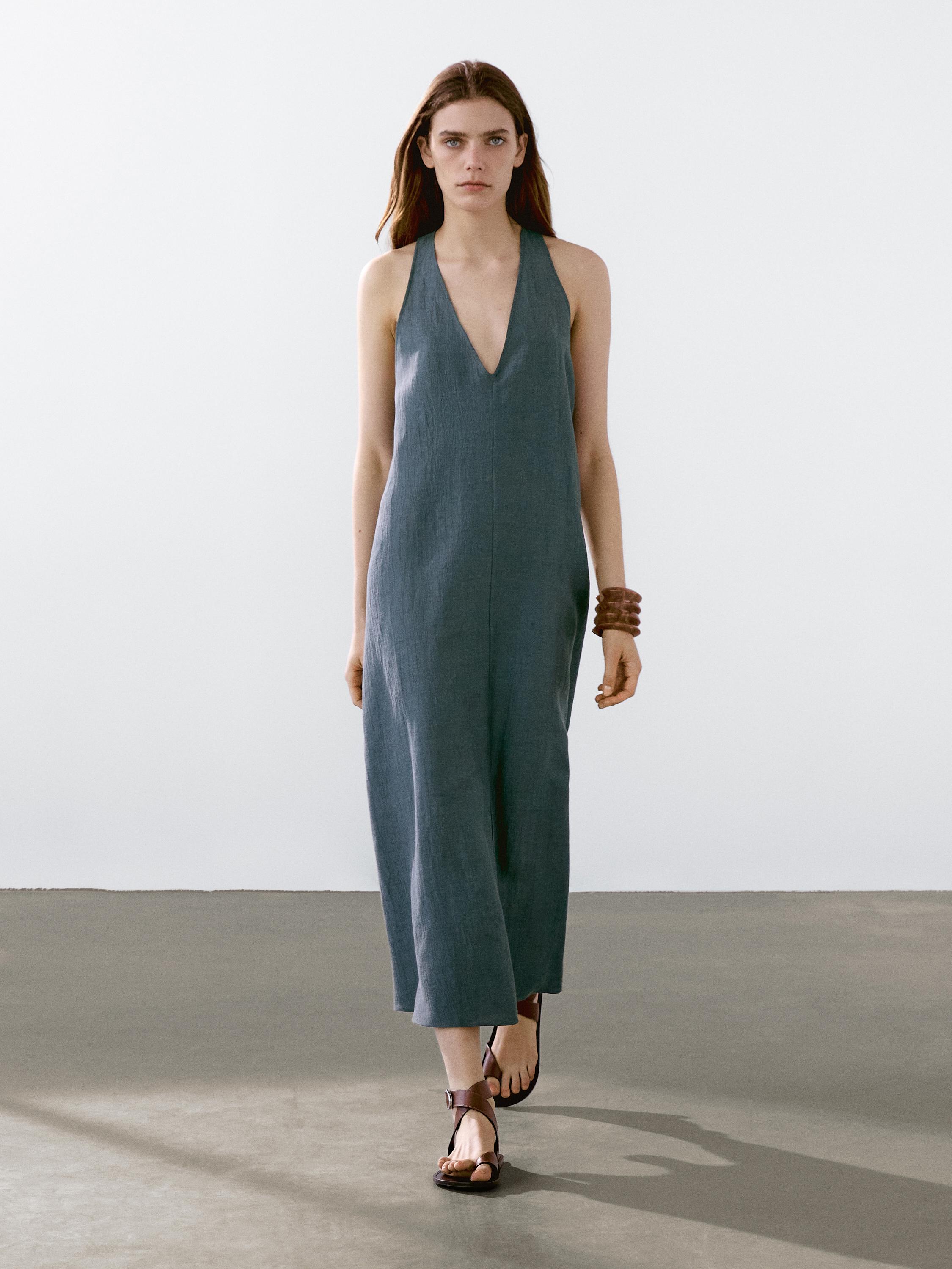 فستان من الكتان المخلوط بتفصيل على الظهر