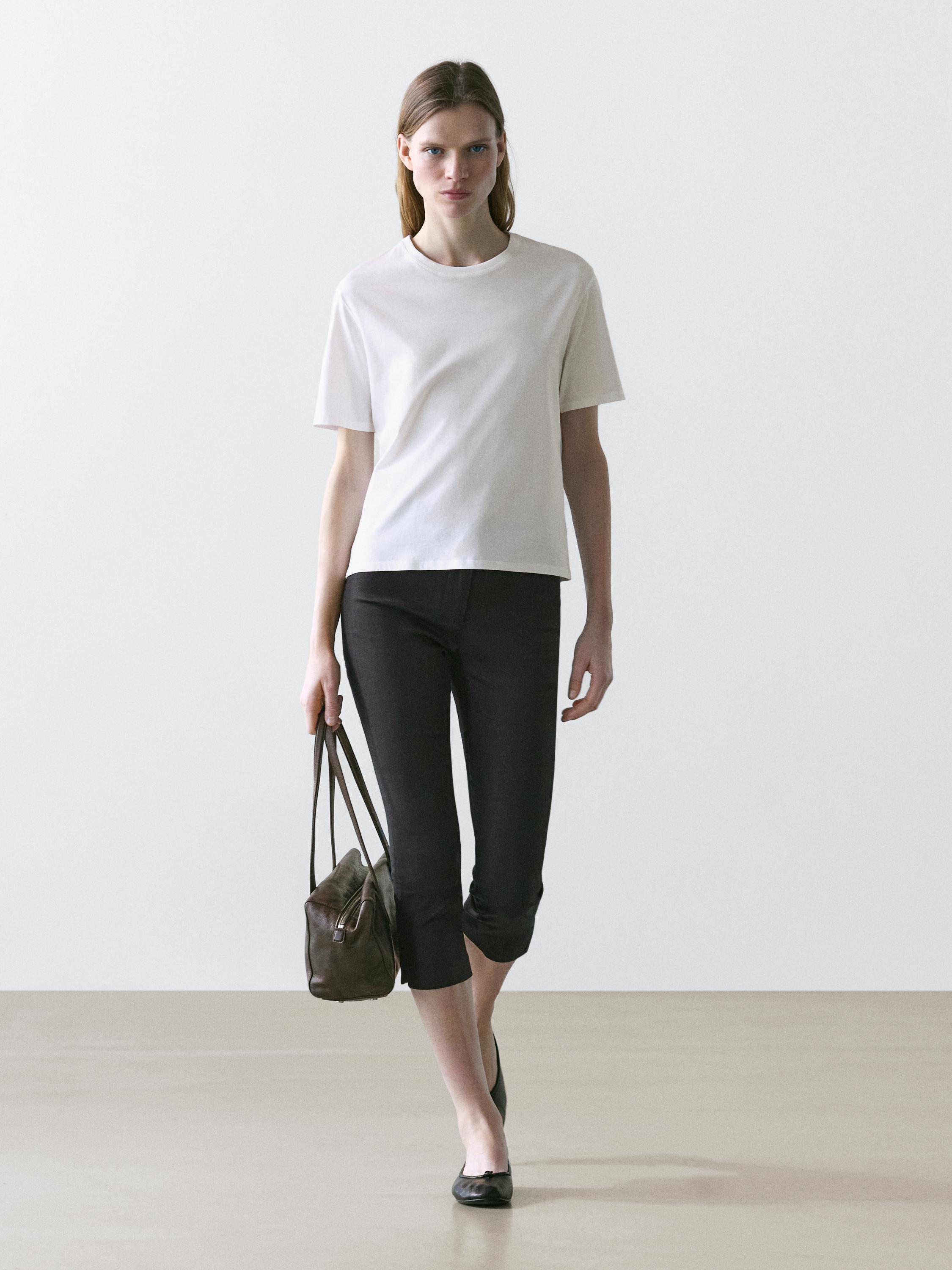 تيشرت بقصة منتظمة وأكمام قصيرة