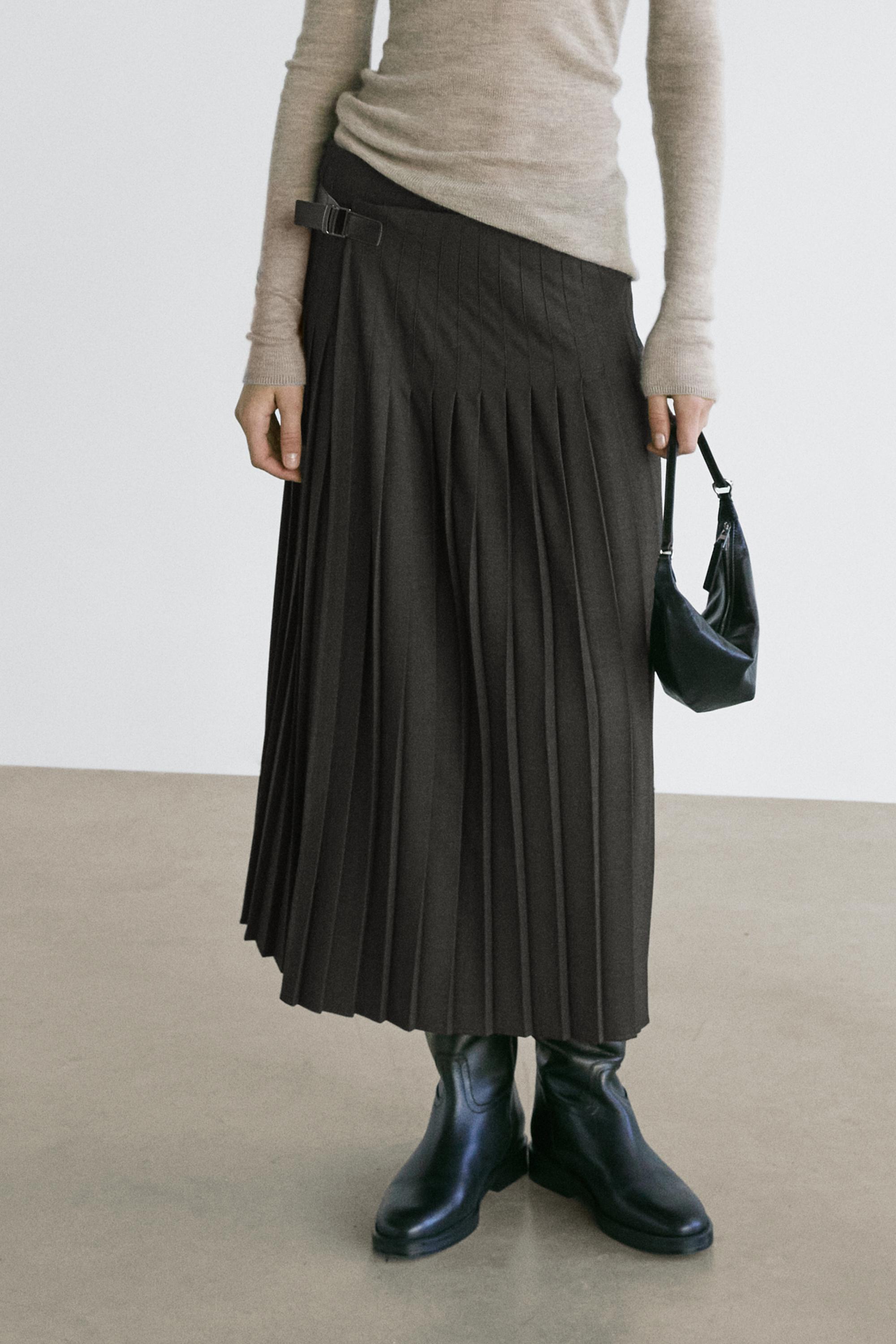 Pleated midi skirt with appliqué — GREY