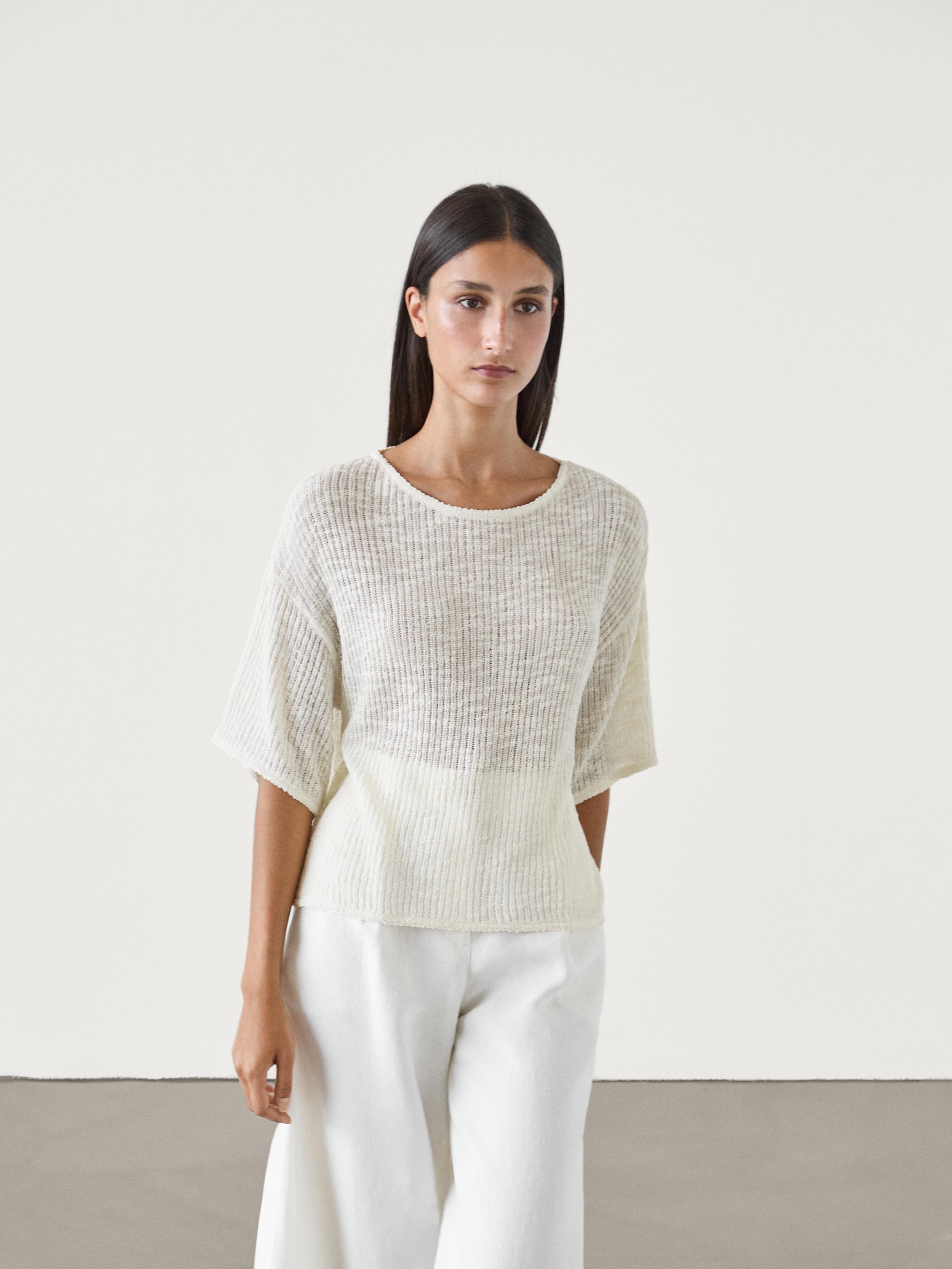 تيشرت مضلع بارز الملمس بأكمام قصيرة