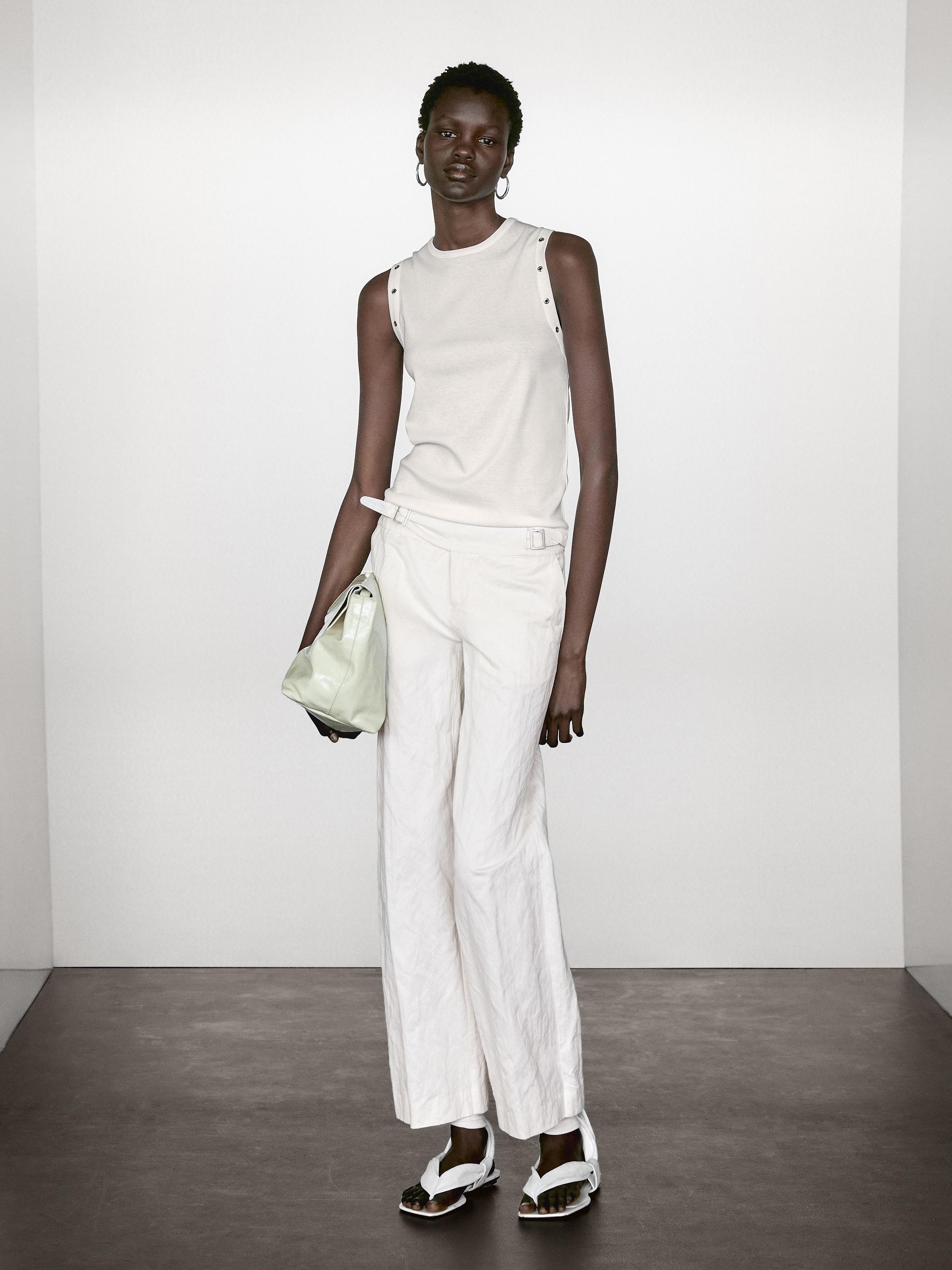 Kamiseta lepo biribilarekin eta lokarri-zuloen xehetasunarekin