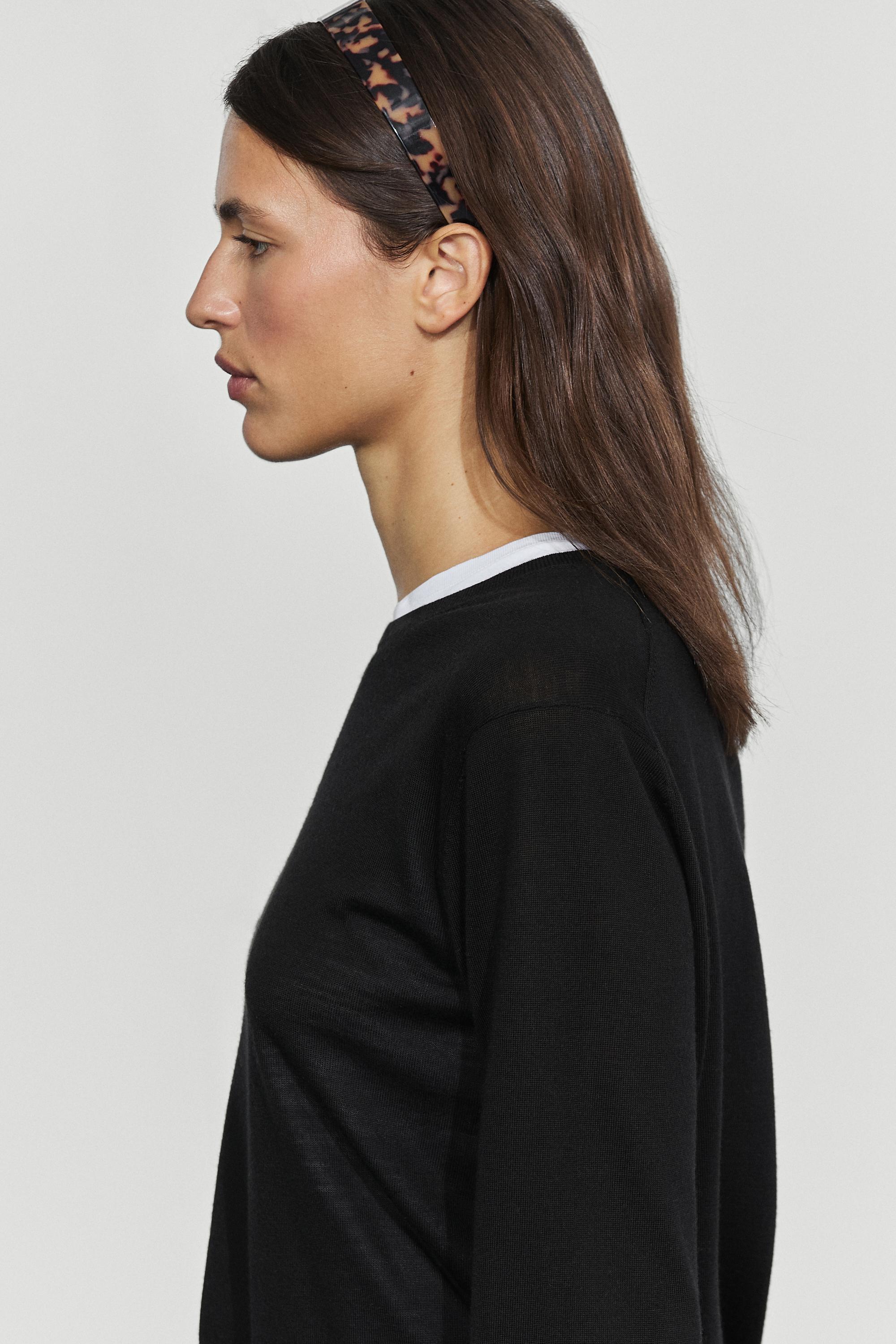 100% wool knit round neck sweater - BLACK