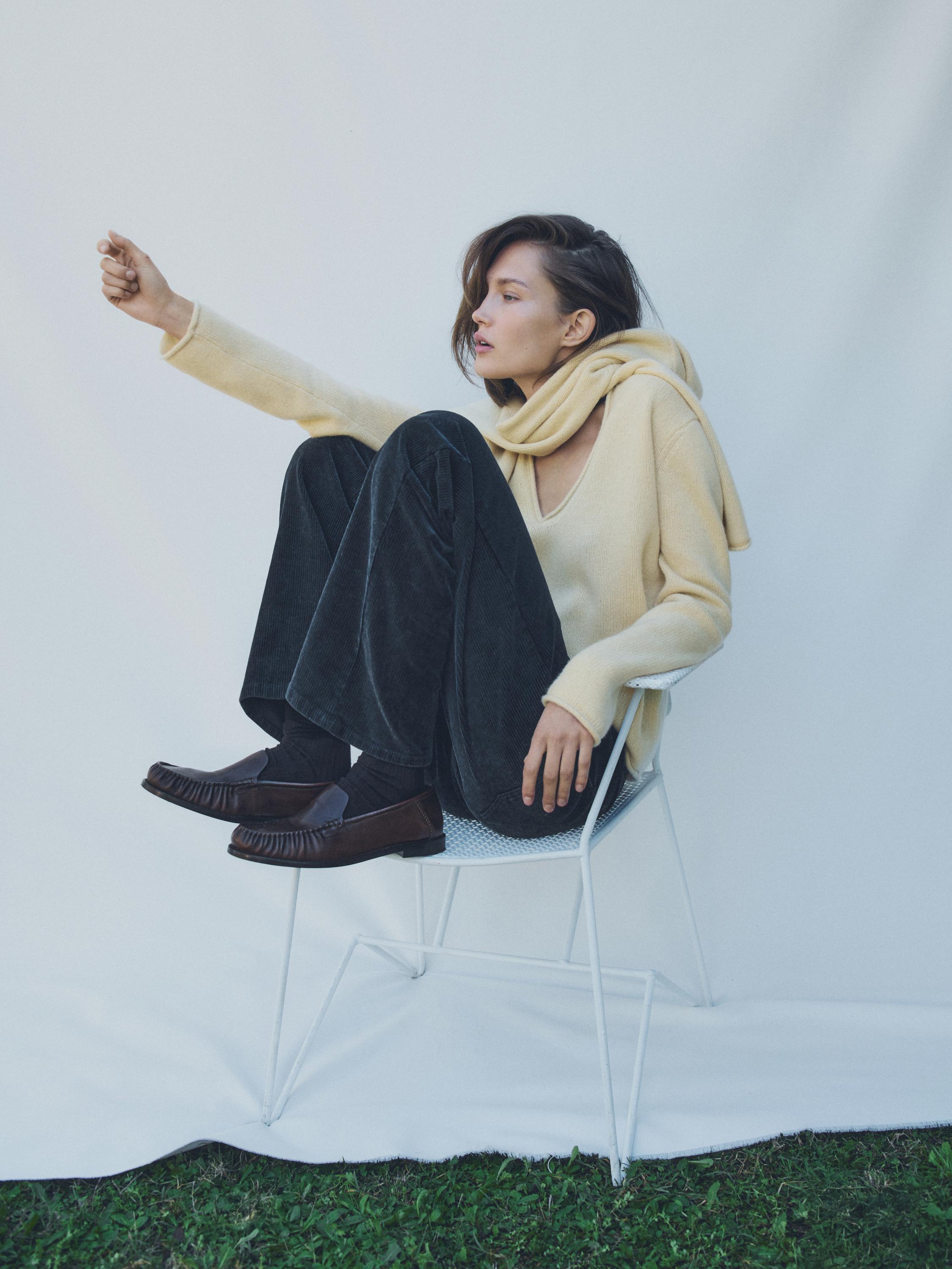 100% wool V-neck knit sweater