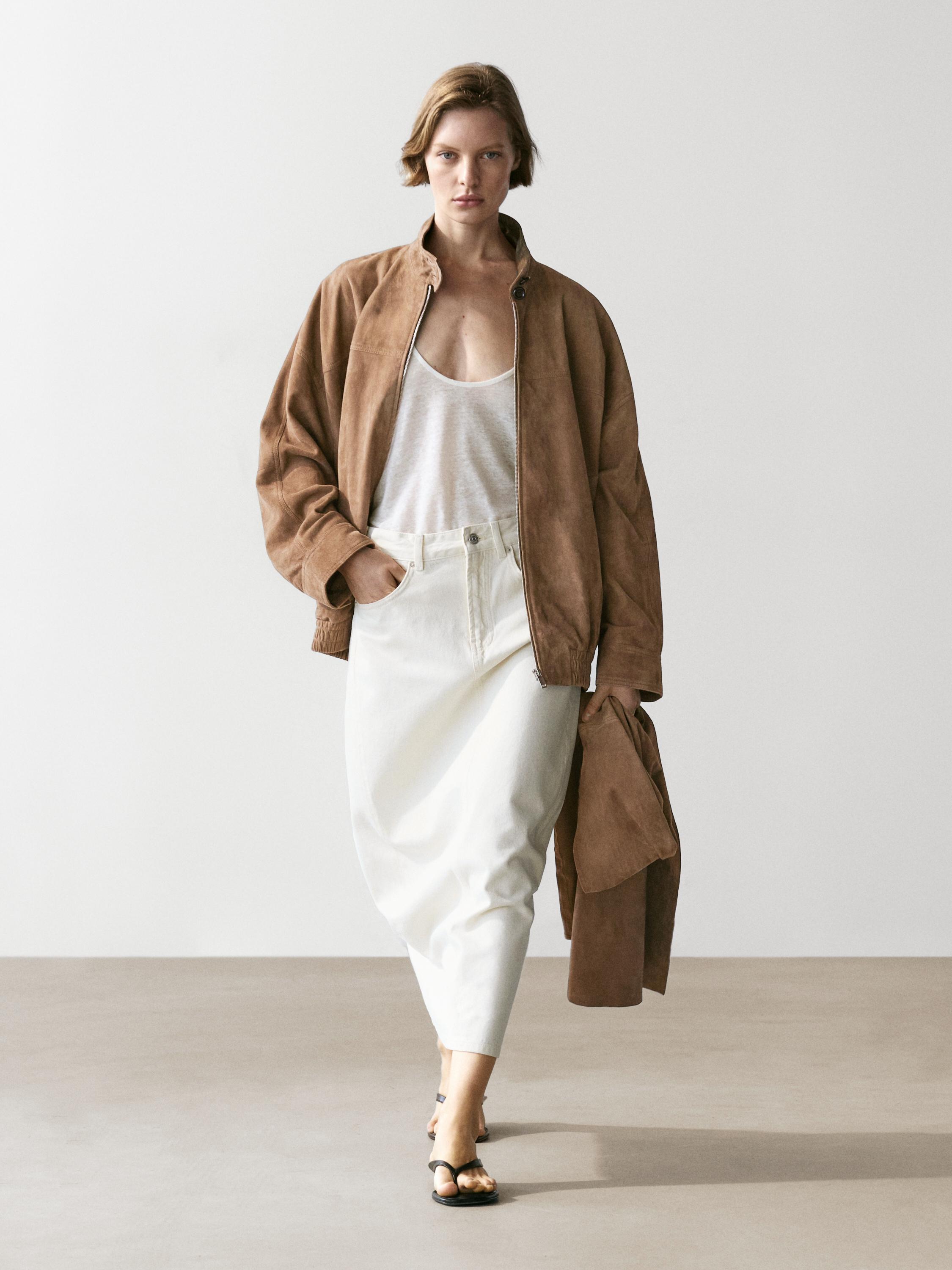 Conjunt de jaqueta marró, samarreta blanca i faldilla midi crua *barrel fit* amb butxaques laterals.