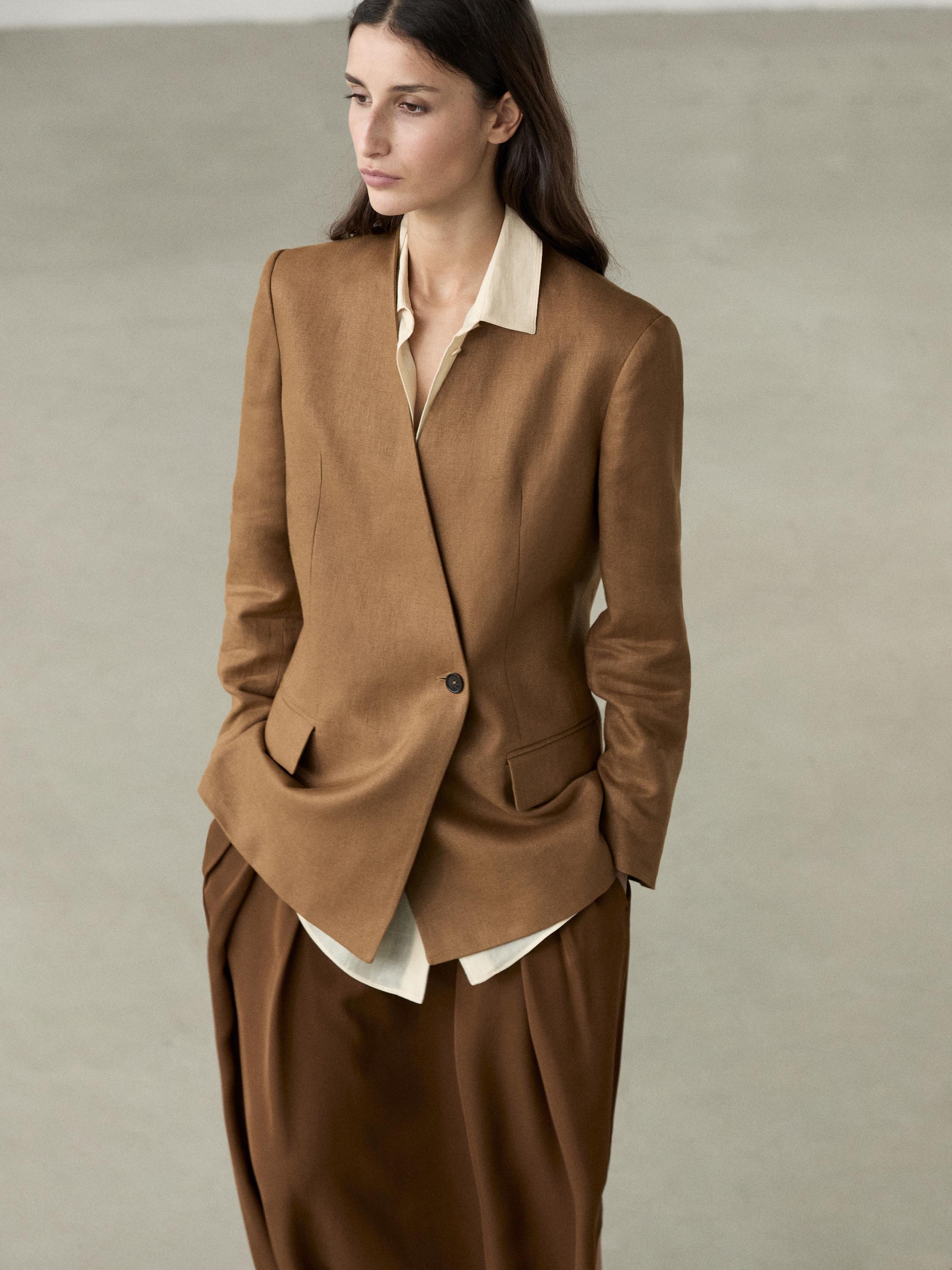 Conjunto de americana cruzada camel sin solapa con bolsillos delanteros y pantalón marrón suelto.