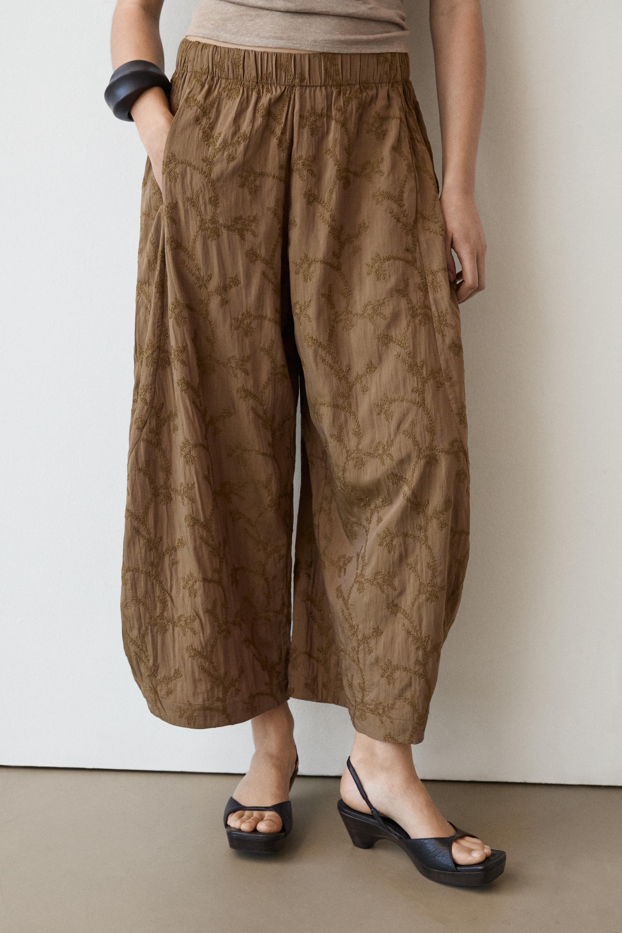 Trousers with embroidered detail and elastic waistband — KHAKI