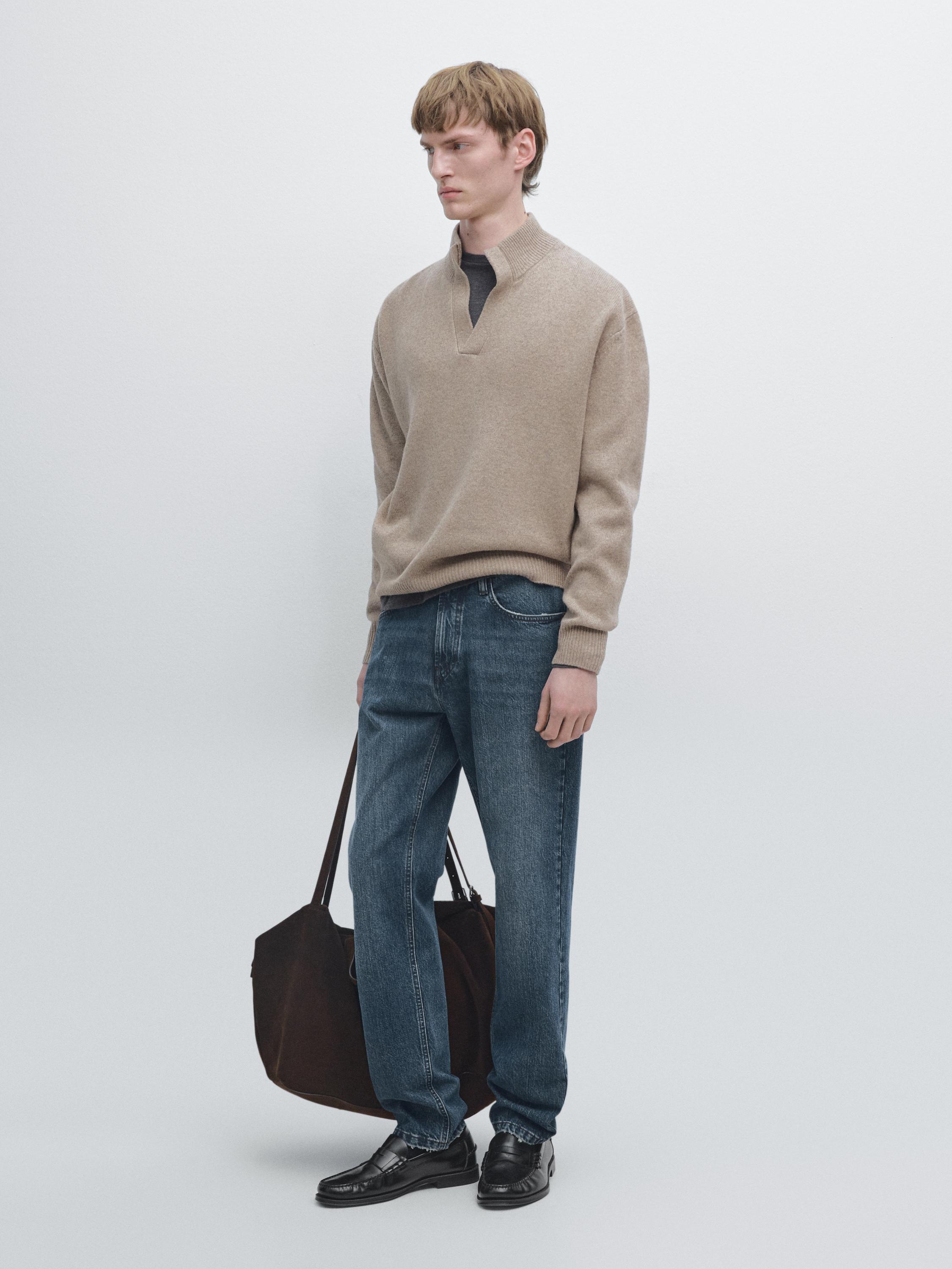 بنطلون جينز بقصة تضيق نحو الأسفل