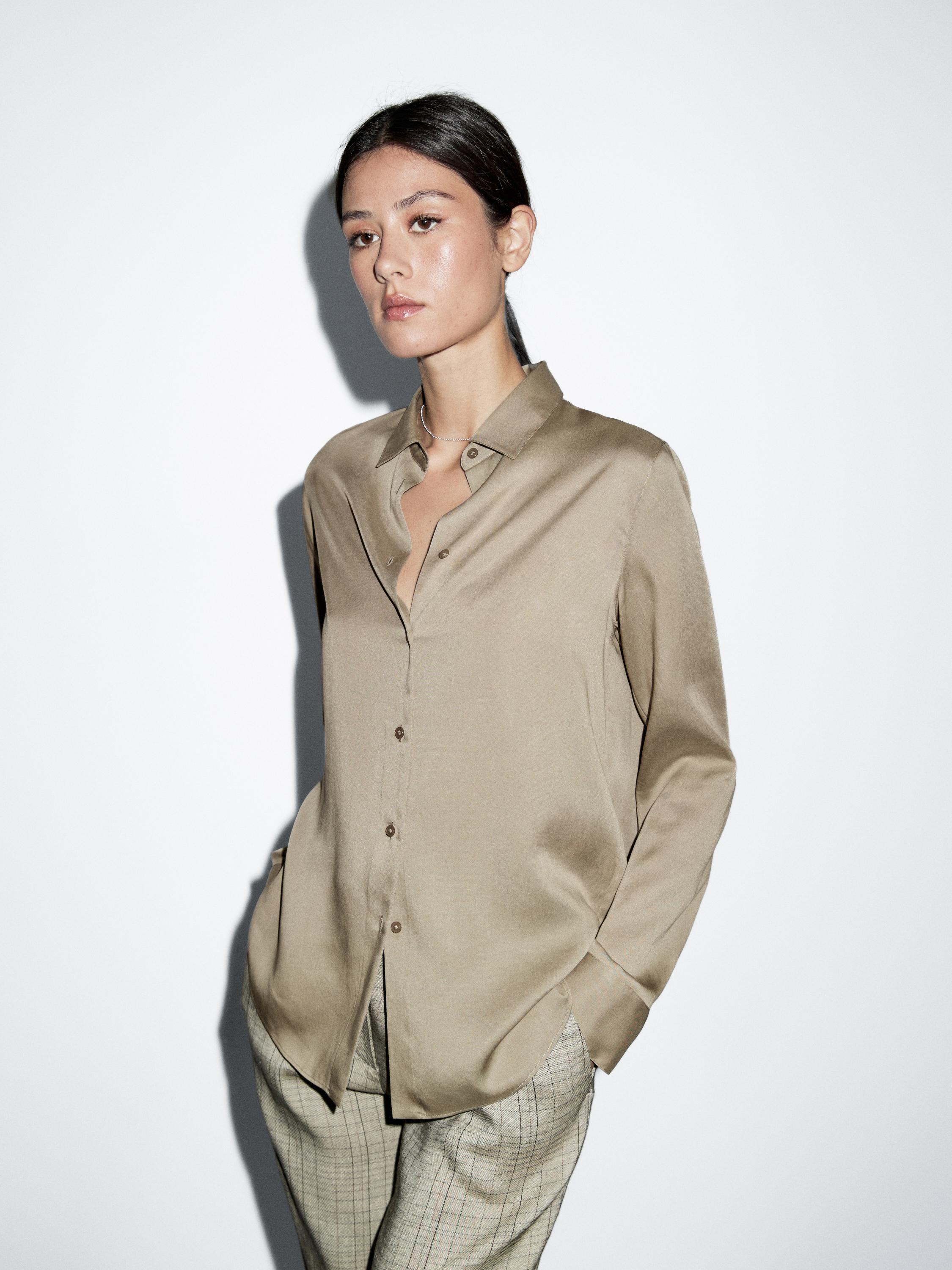 Flowing shirt with shirt collar