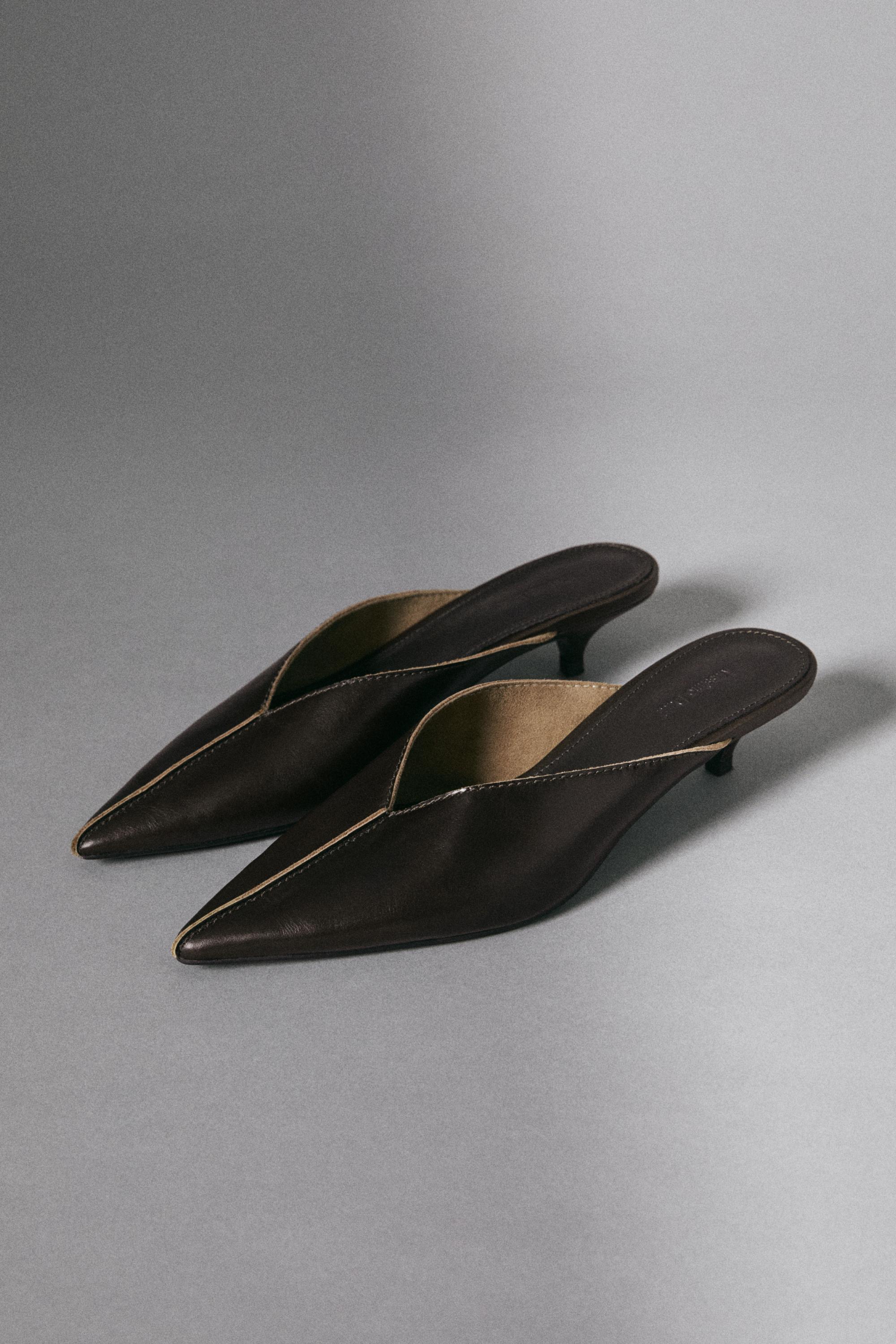 Heeled mule shoe — BROWN