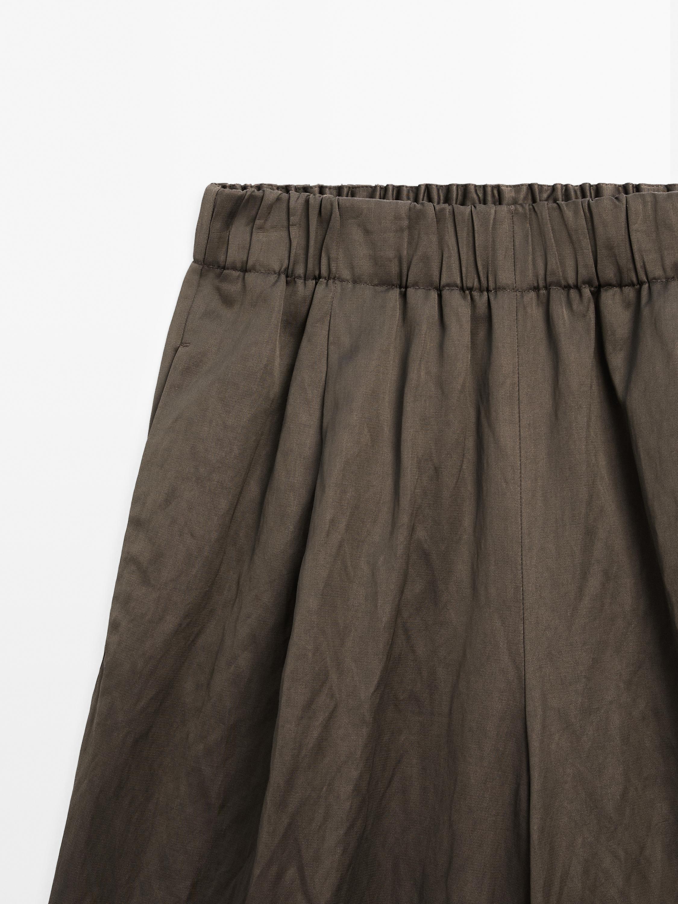 Pantalón ancho satinado efecto arrugado