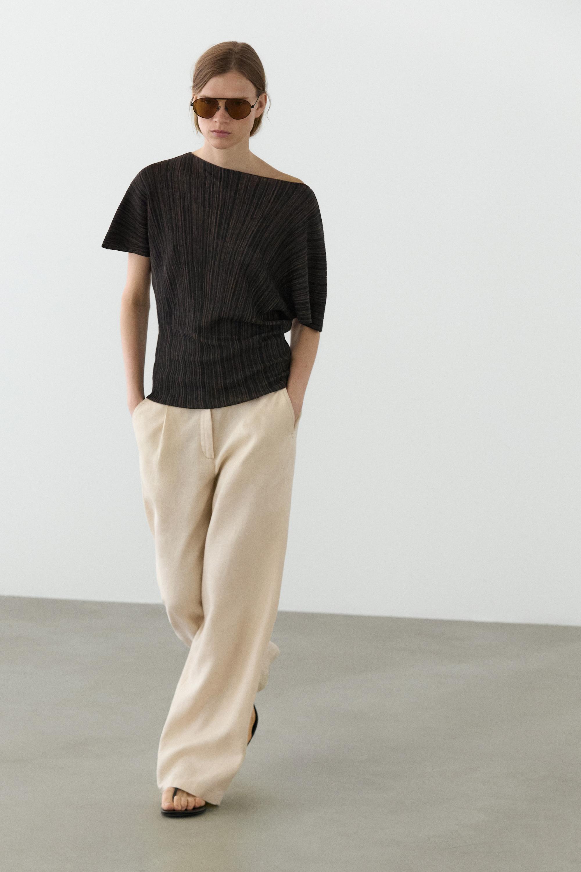 Total look pleated top with striped detail