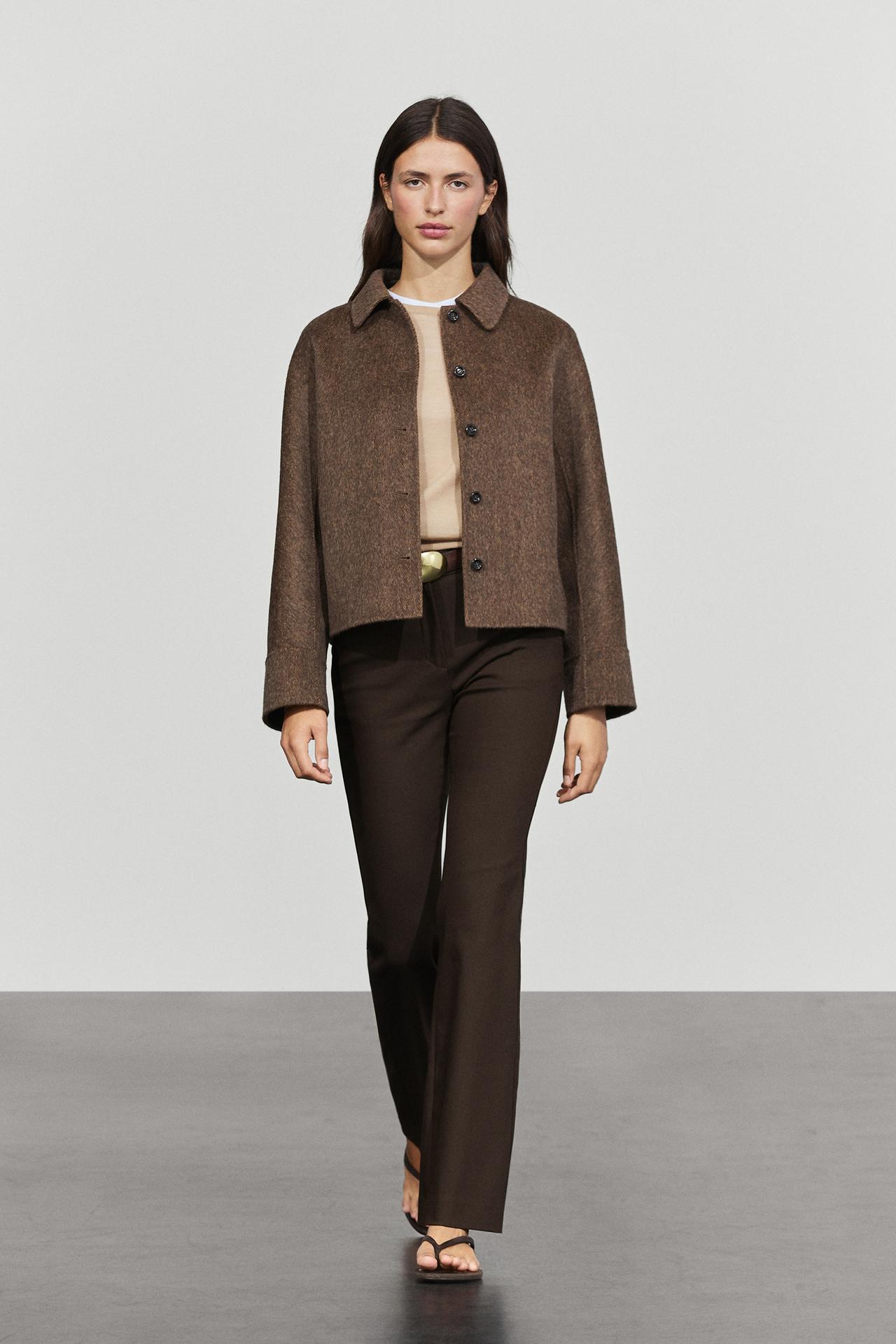 Short buttoned coat — BROWN