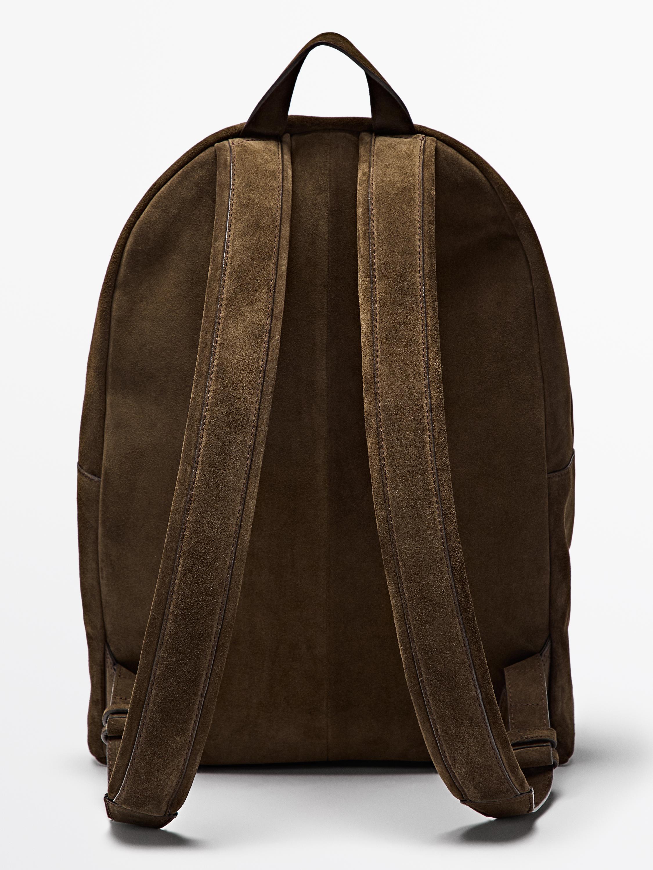 منظر خلفي لحقيبة ظهر كاكي مع أحزمة قابلة للتعديل ومقبض علوي.