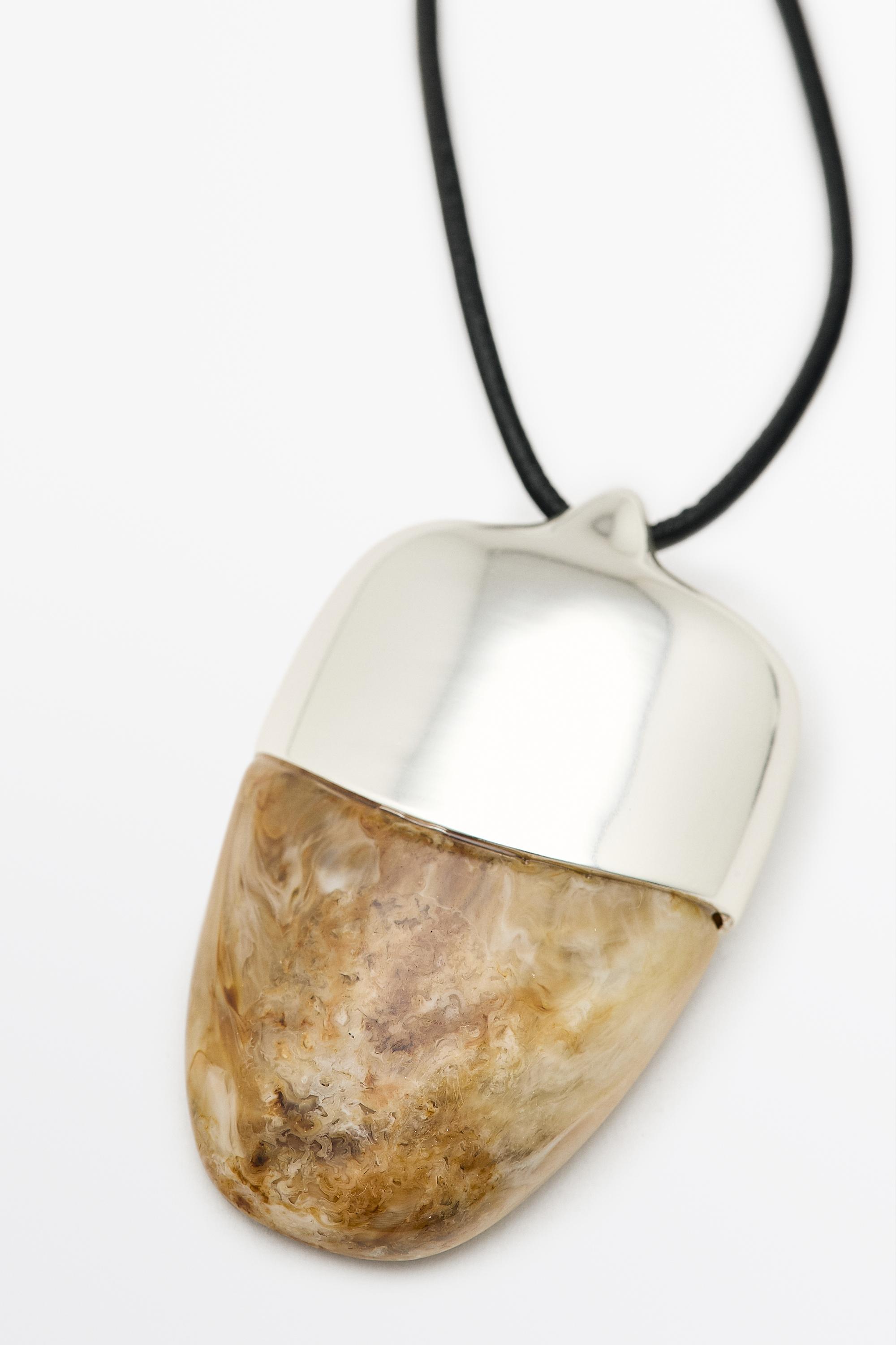 Marbled pendant necklace — Caramel