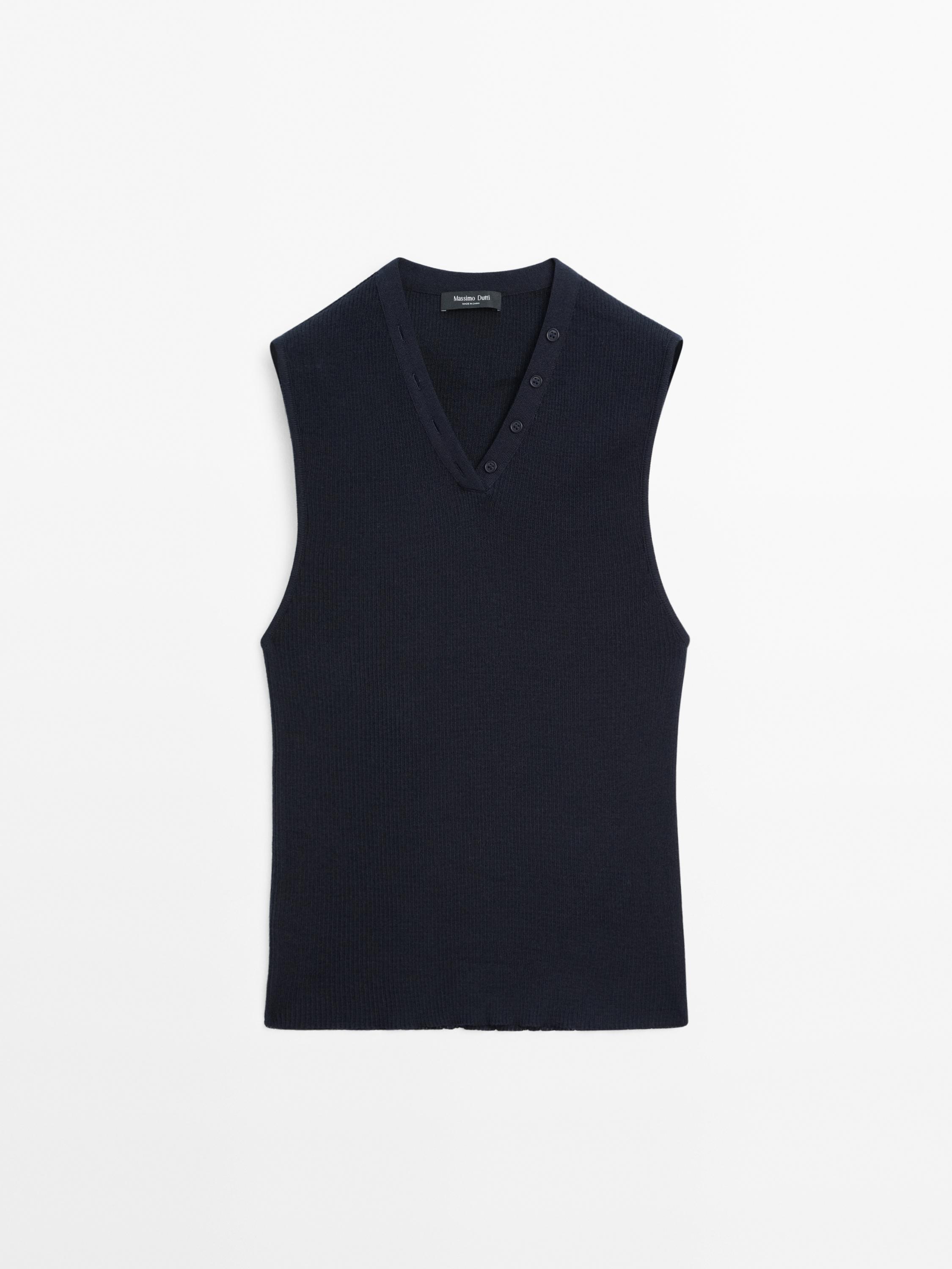 Ribbed top with collar detail