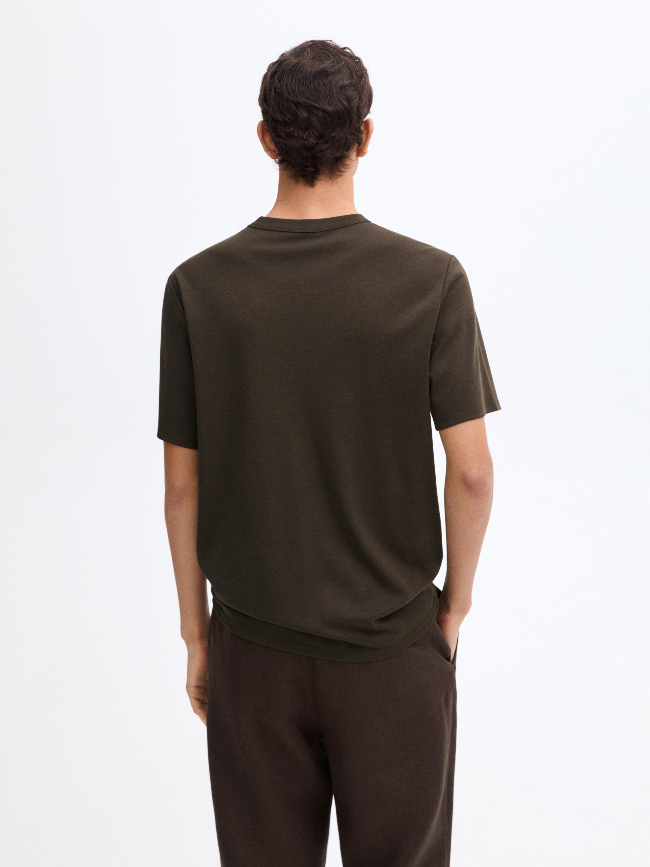 Vue arrière d'un t-shirt marron à manches courtes.