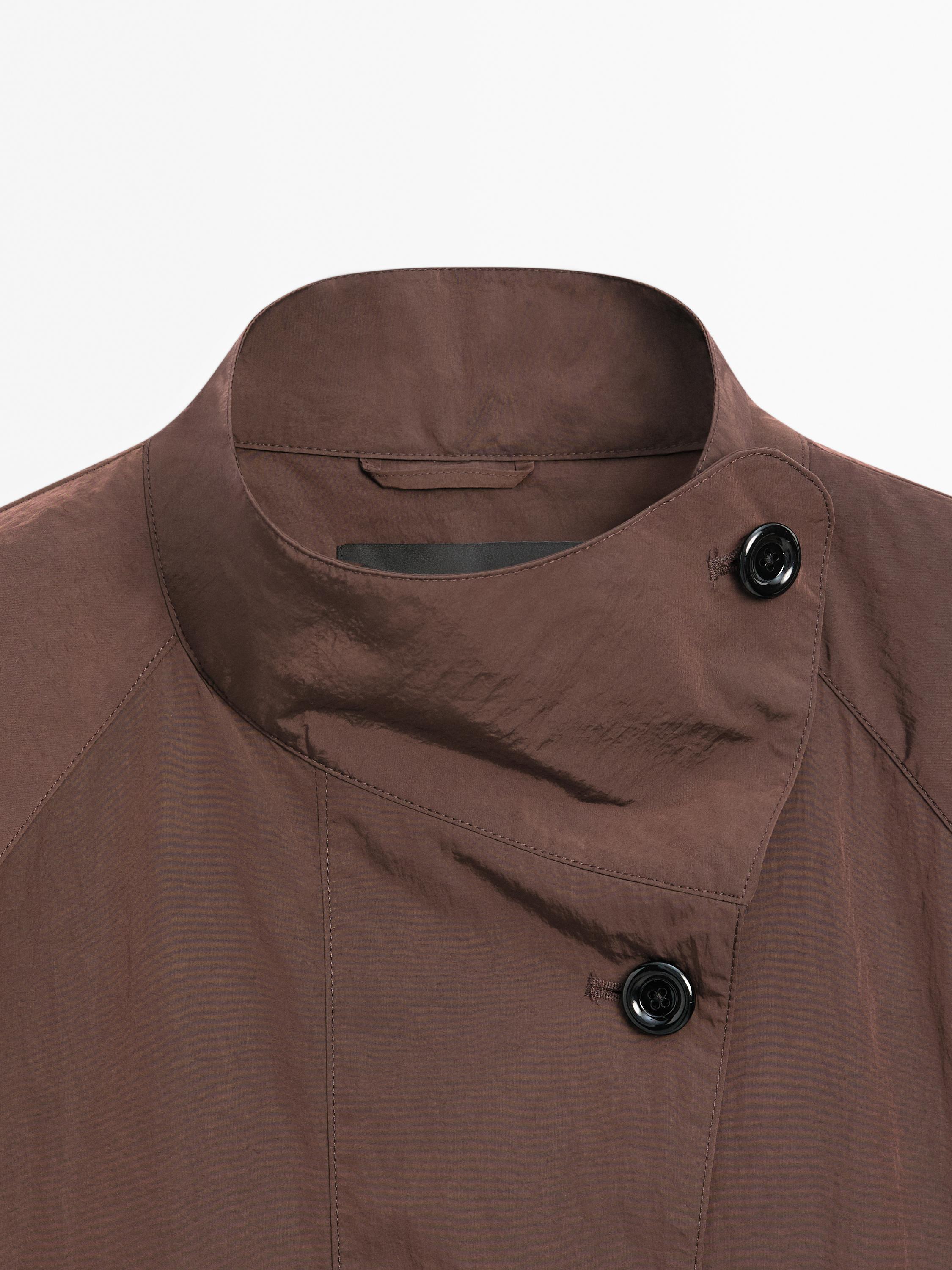 Oversized voľný trenčkot z tkaniny odpudzujúcej vodu.