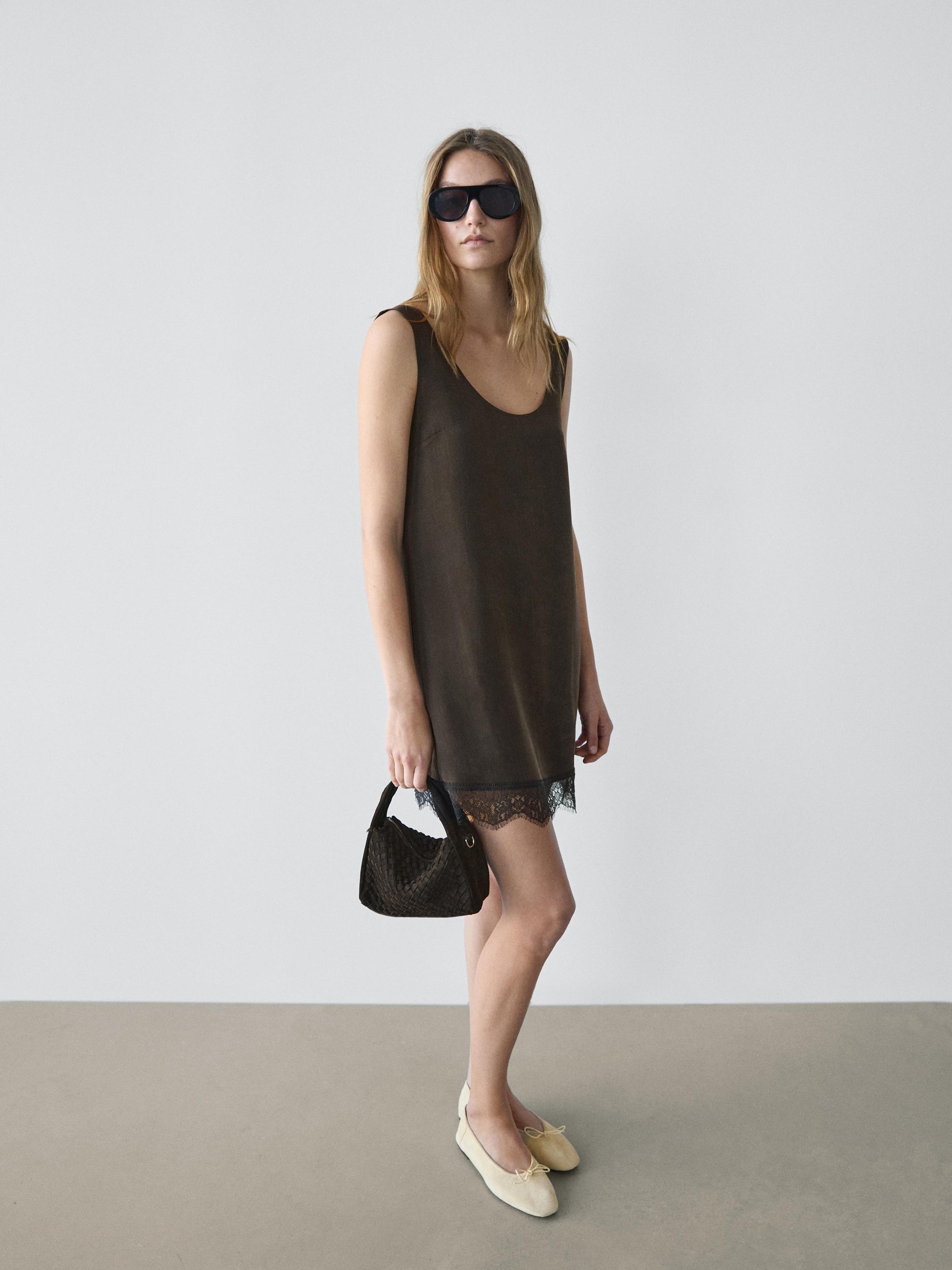 Short flowing dress with lace detail — Chocolate
