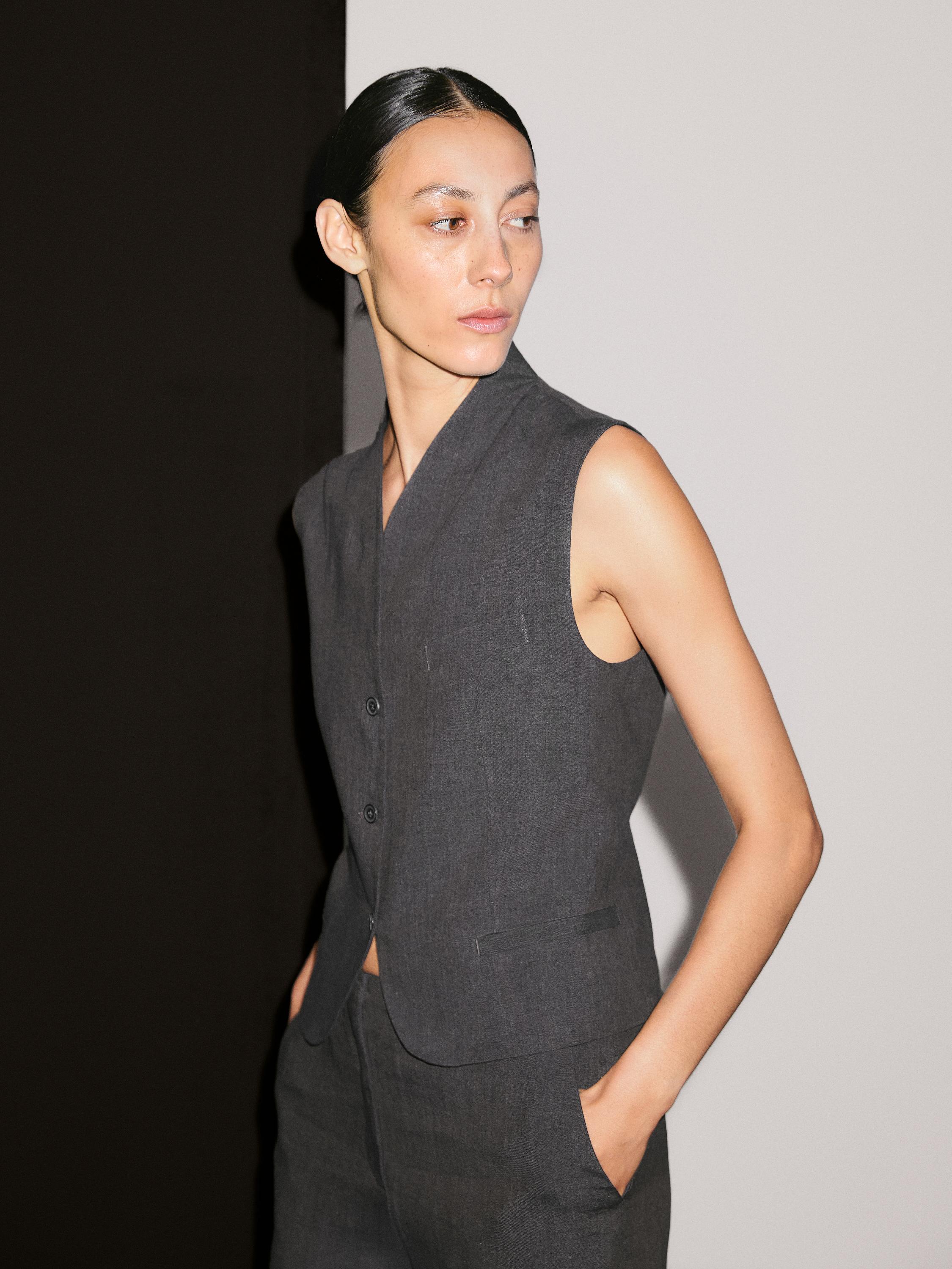 100% linen V-neck waistcoat