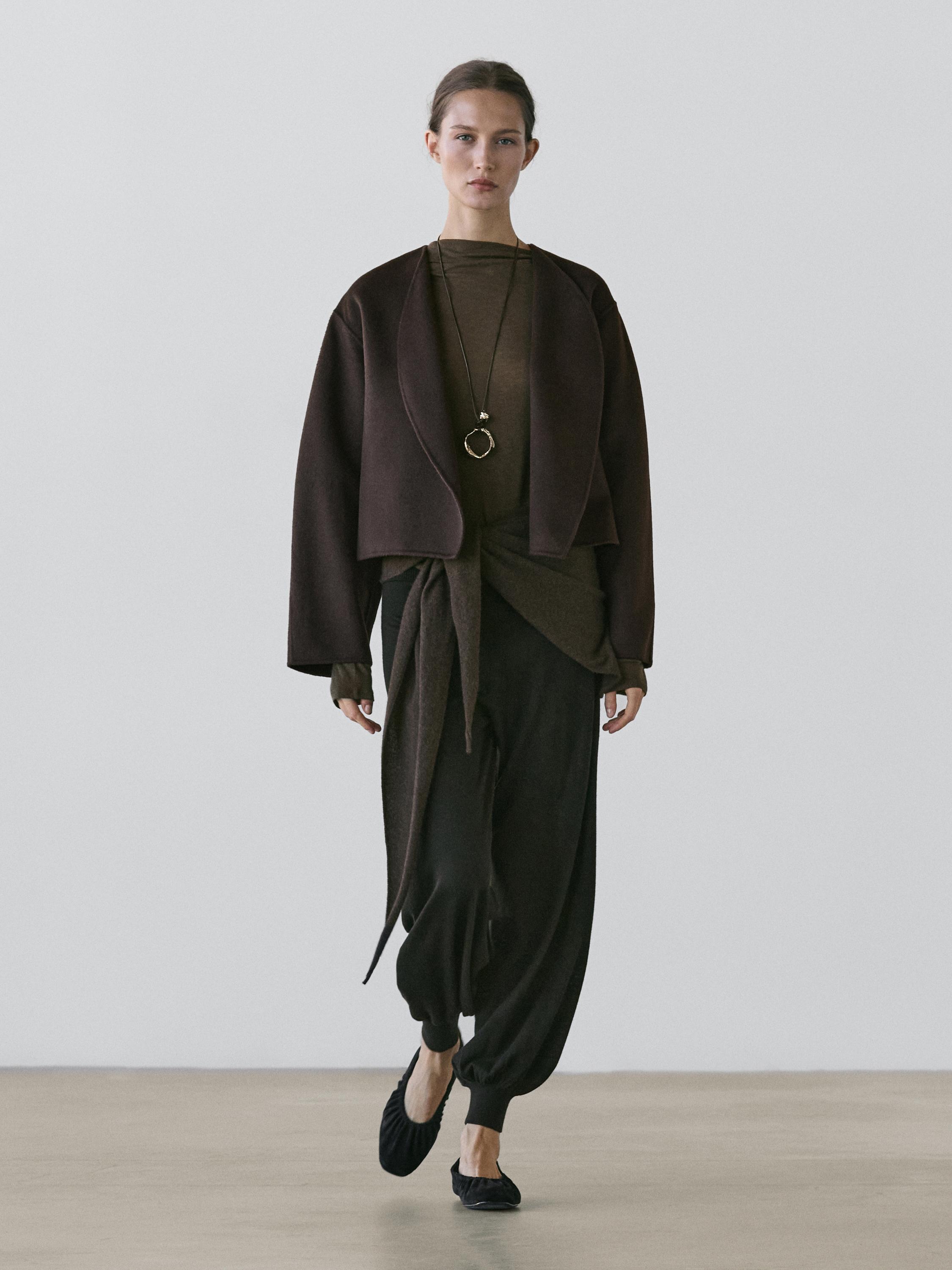 Manteau court à revers arrondis