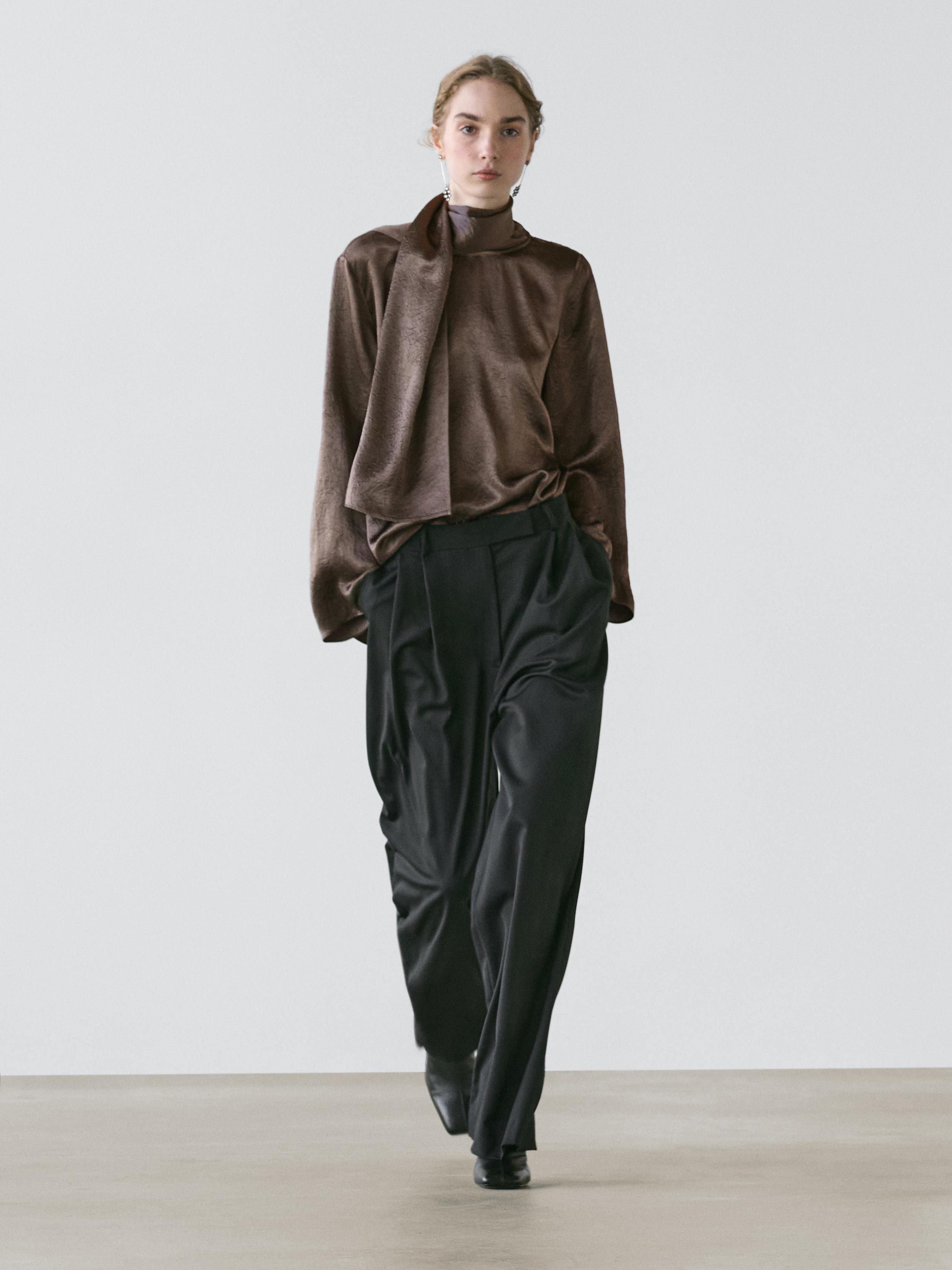 Løstsittende satengbluse med knytedetalj