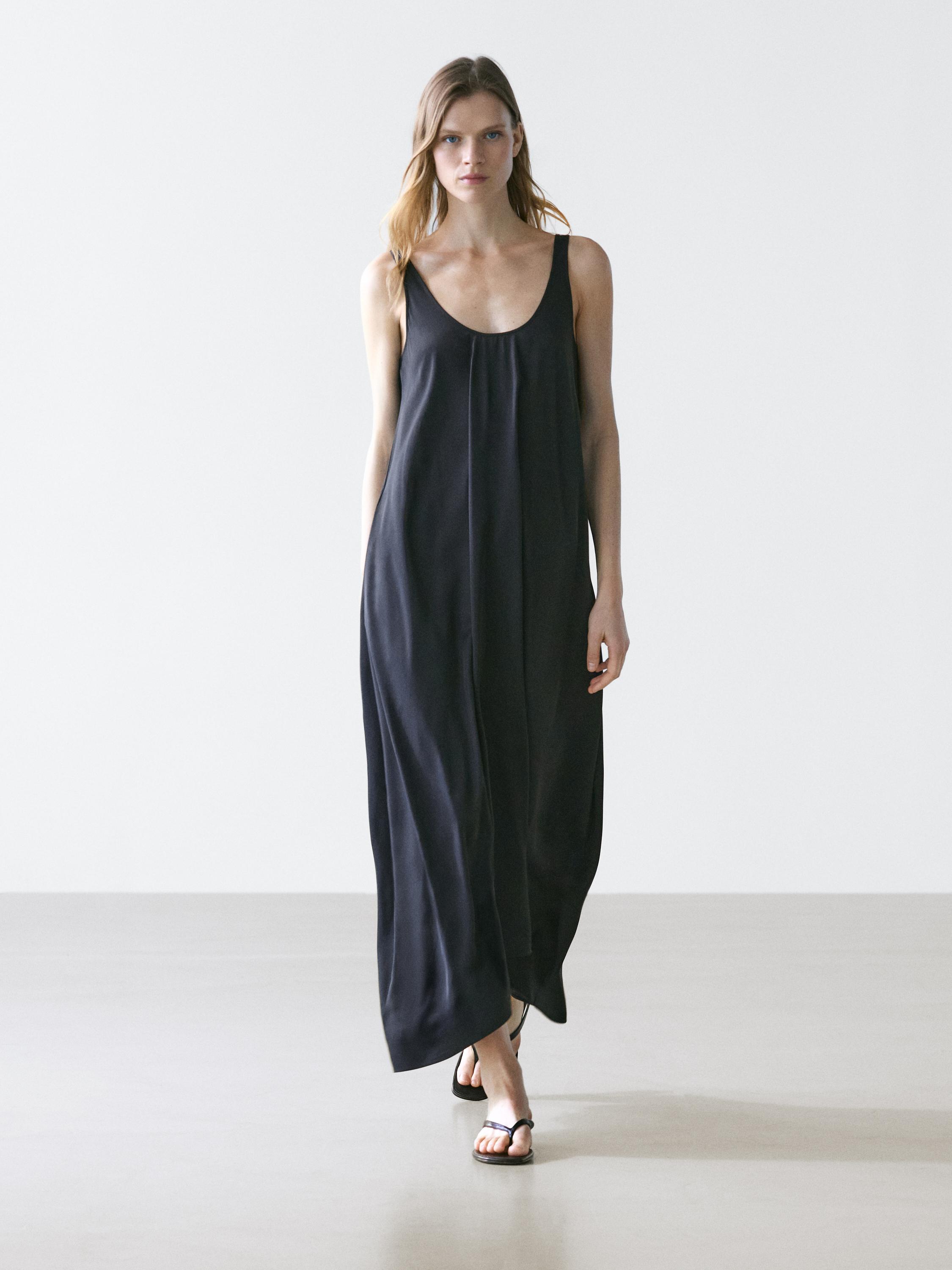 Ensemble robe fluide évasée bleue à larges bretelles et encolure ronde.