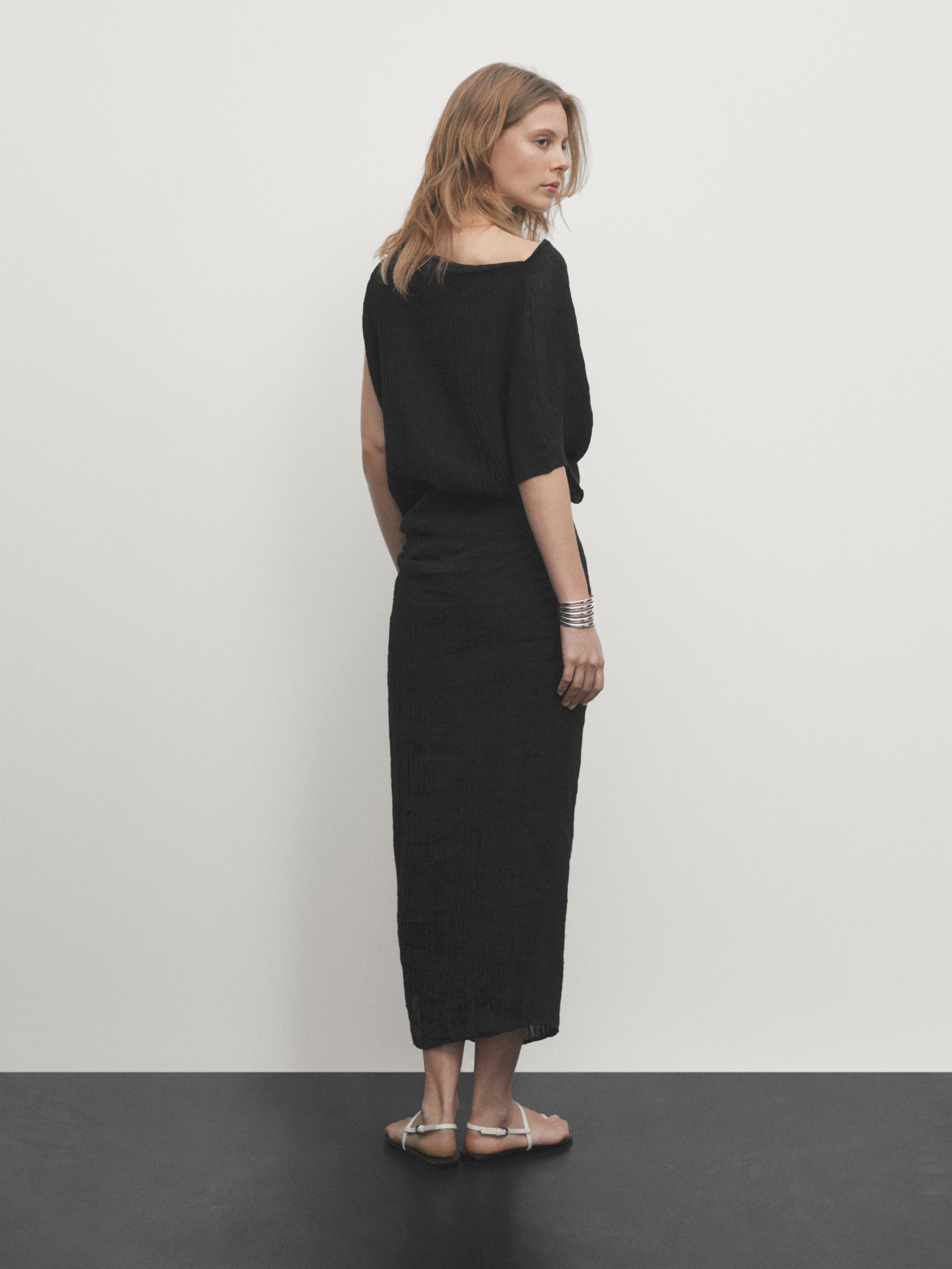 Robe midi en lin à encolure asymétrique