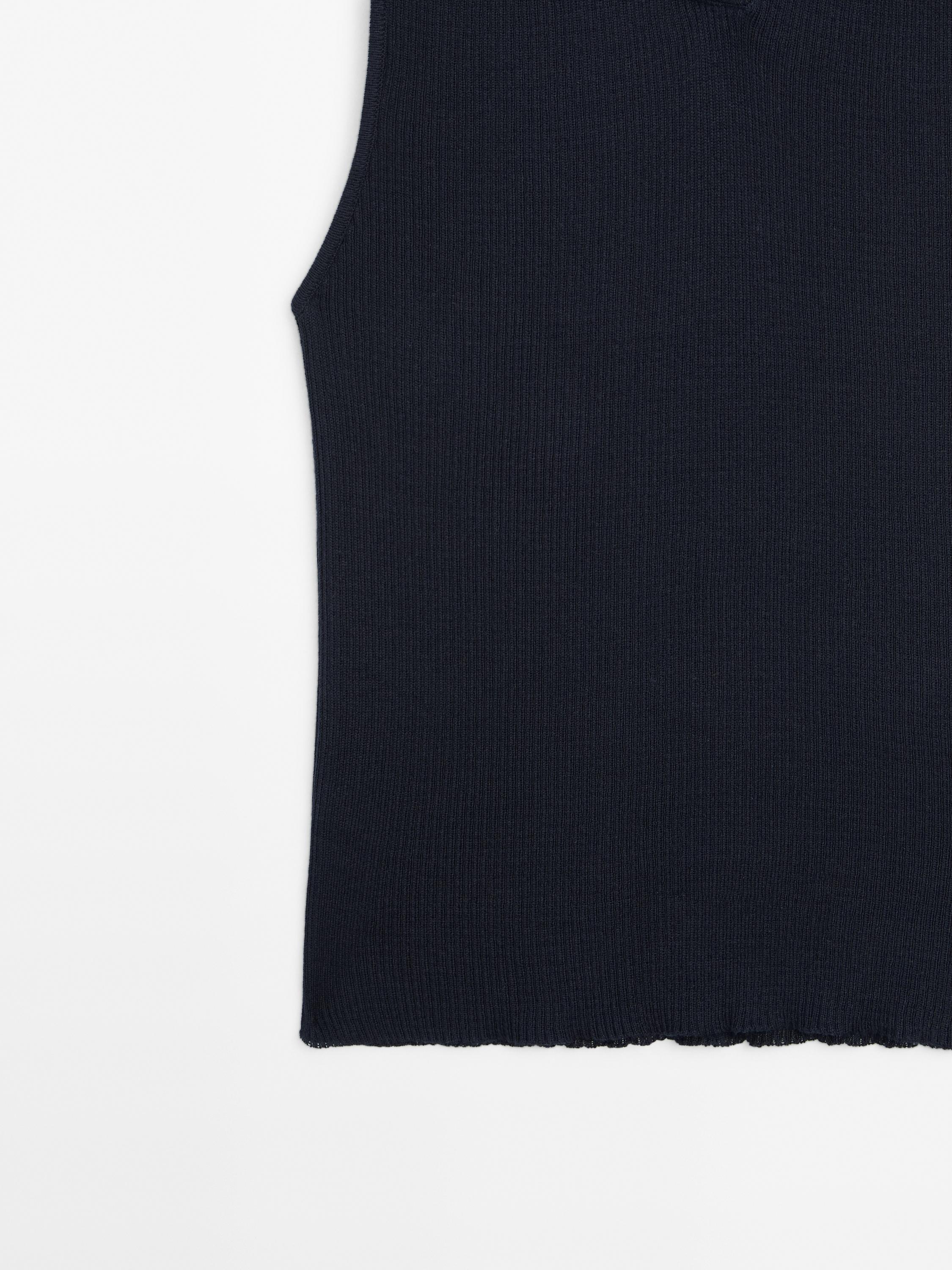 Ribbed top with collar detail