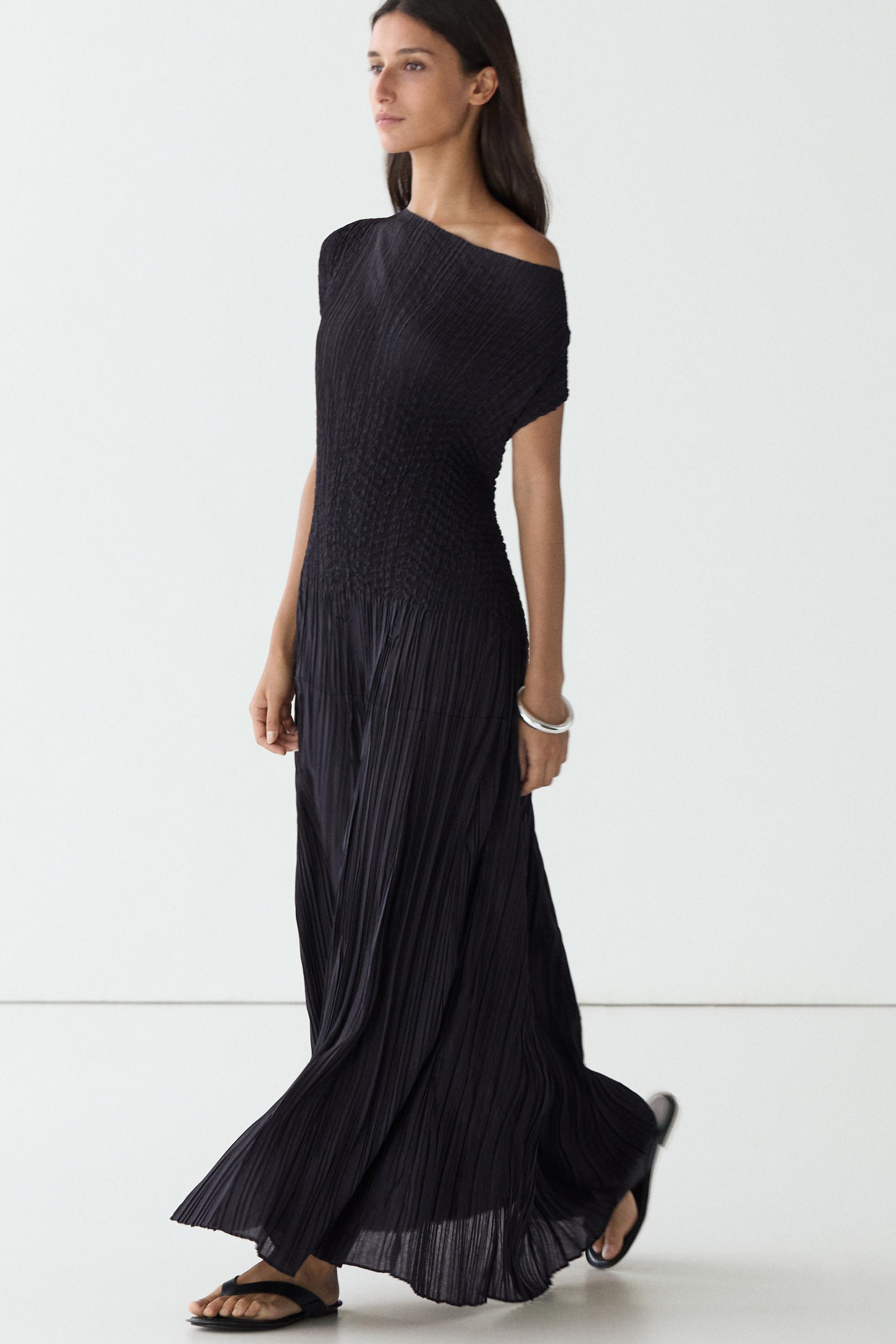 Long flowing dress with gathered detail — DARK NAVY