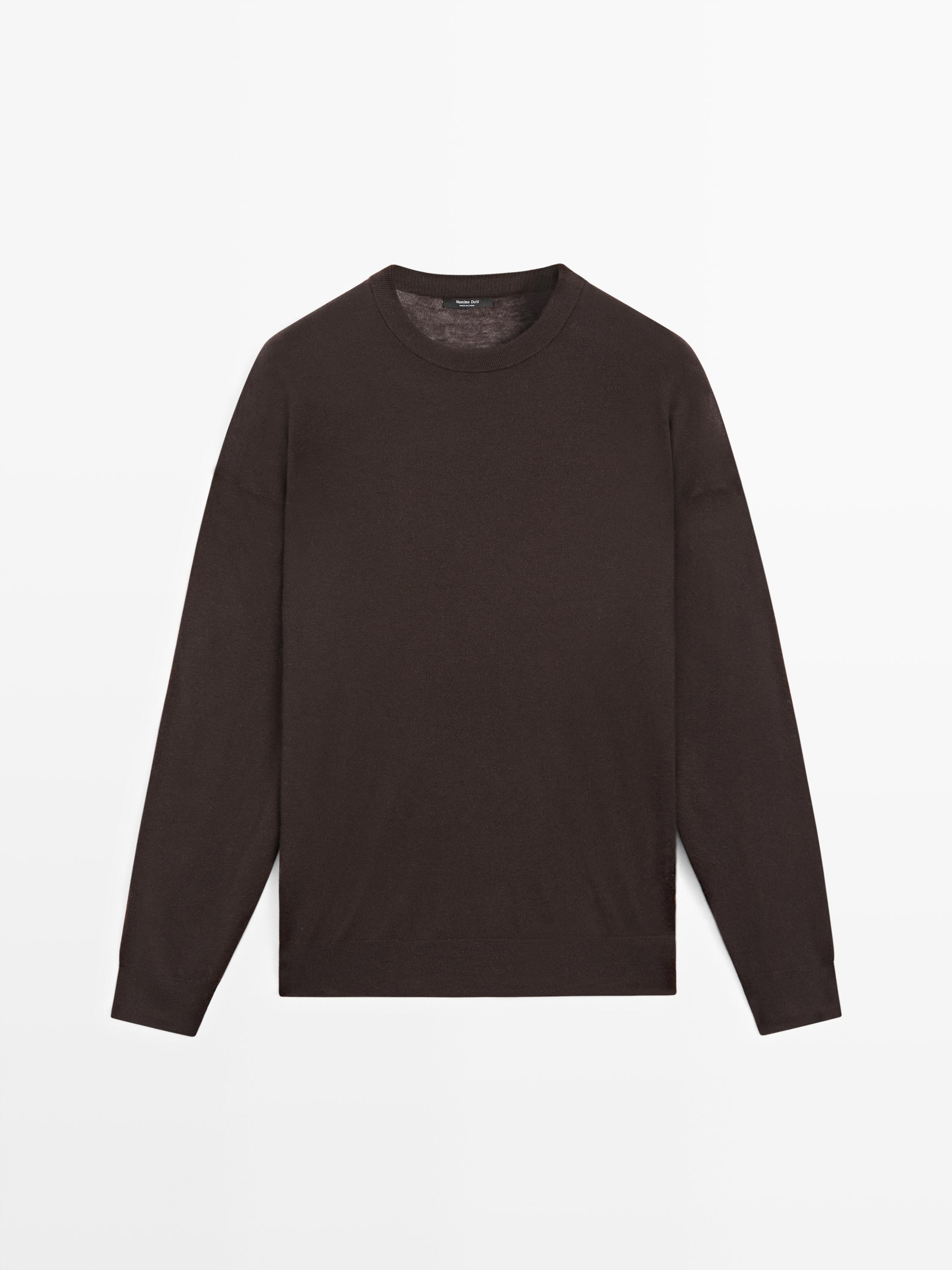 Vista frontal de jersei marró talp, tall oversize, coll rodó i mànigues llargues.