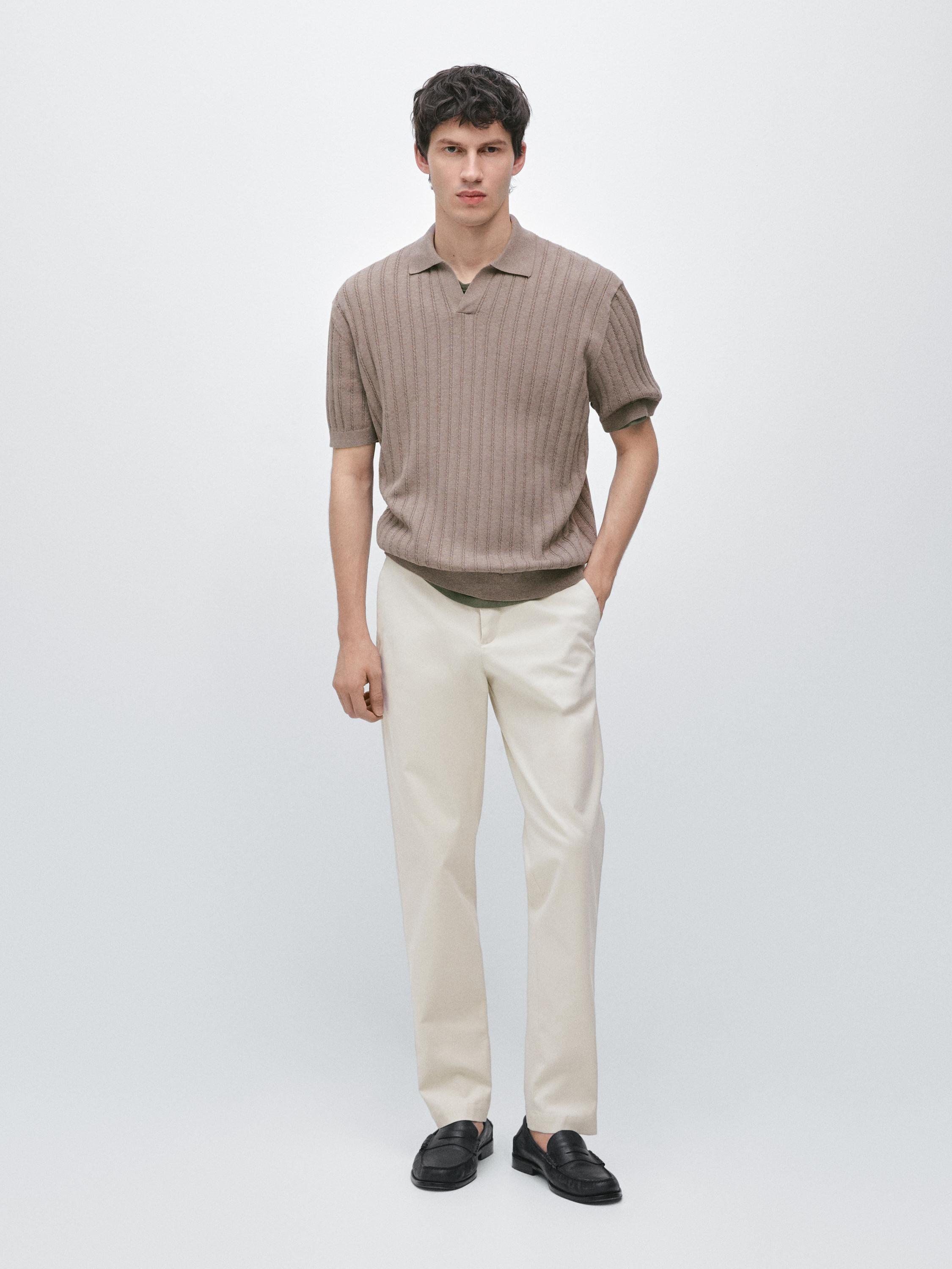 Ensemble polo marron en maille côtelée et pantalon beige tapered fit à poches latérales.