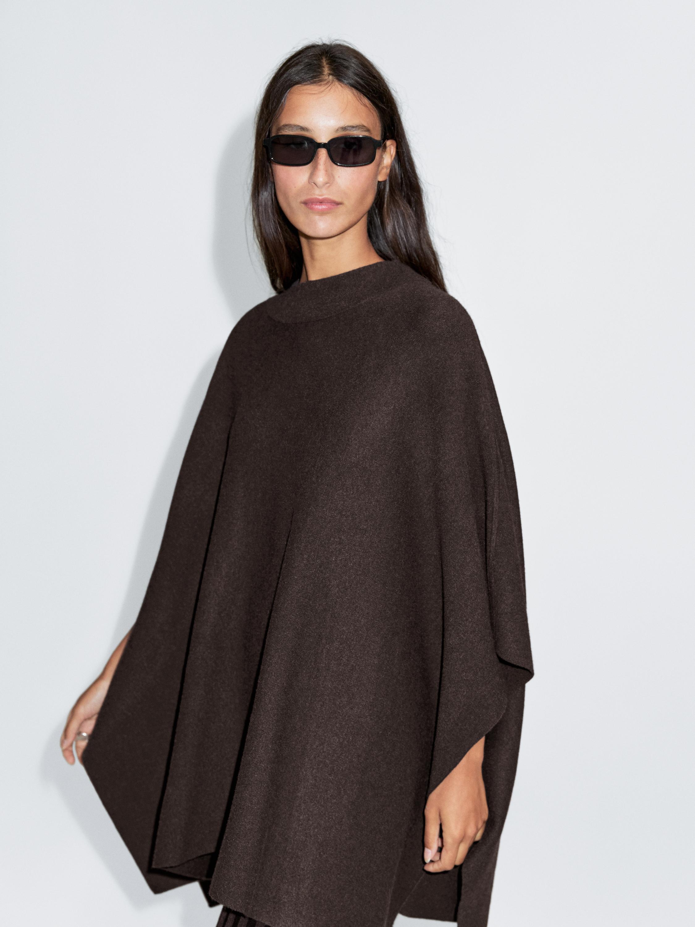Knit brown cape set with high neck.