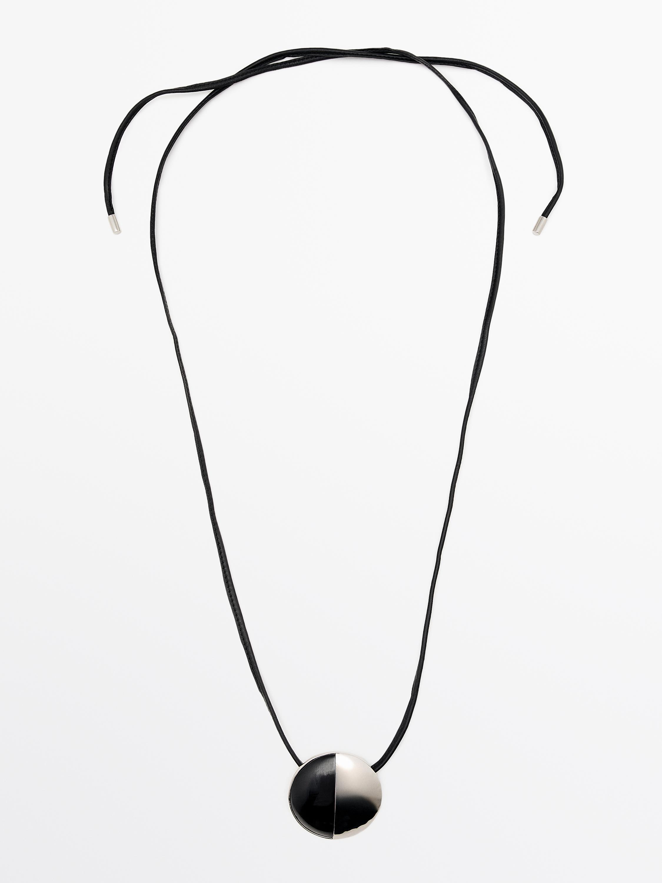 Ожерелье из овечьей кожи с металлической деталью