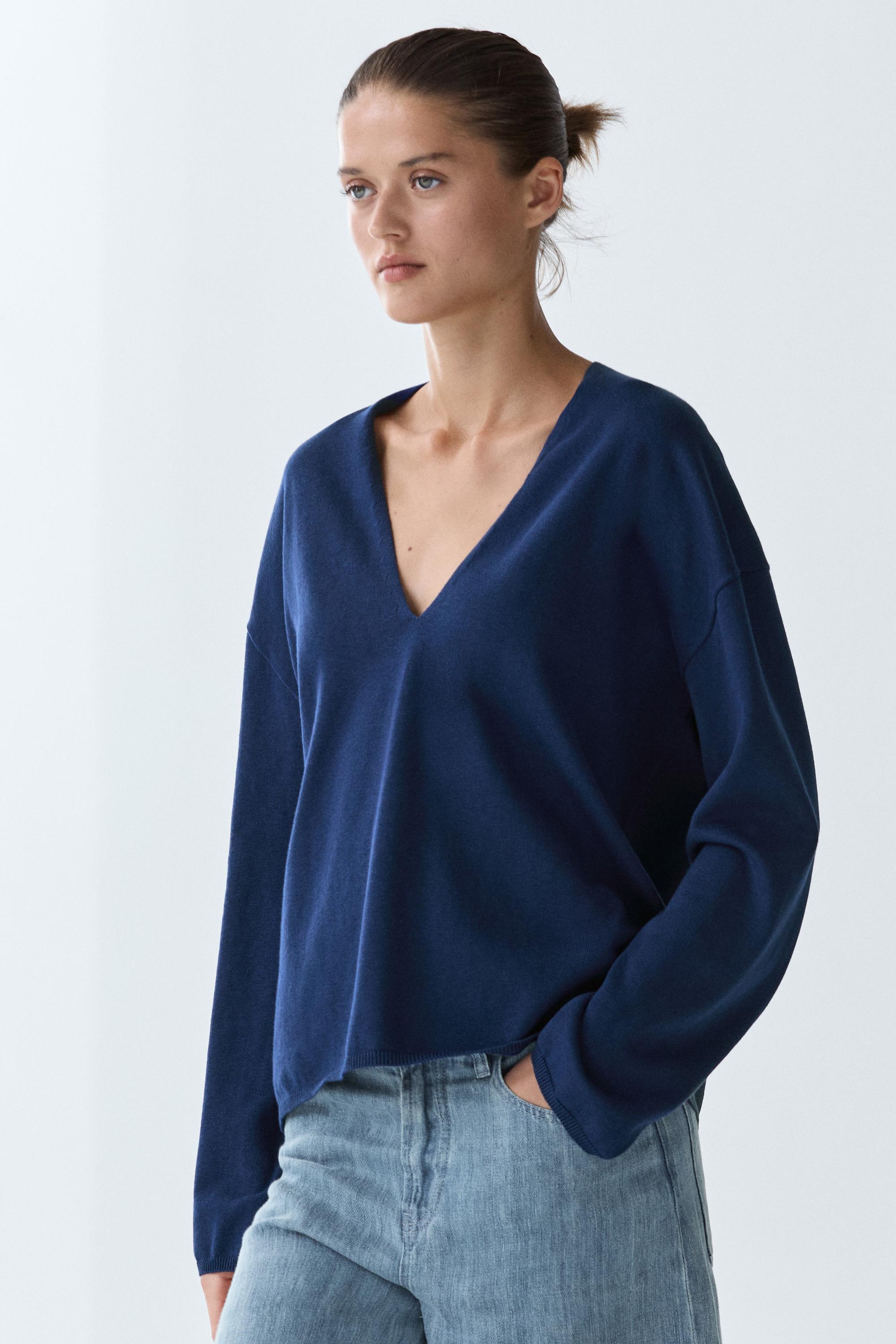 Striped V-neck knit sweater — NAVY BLUE