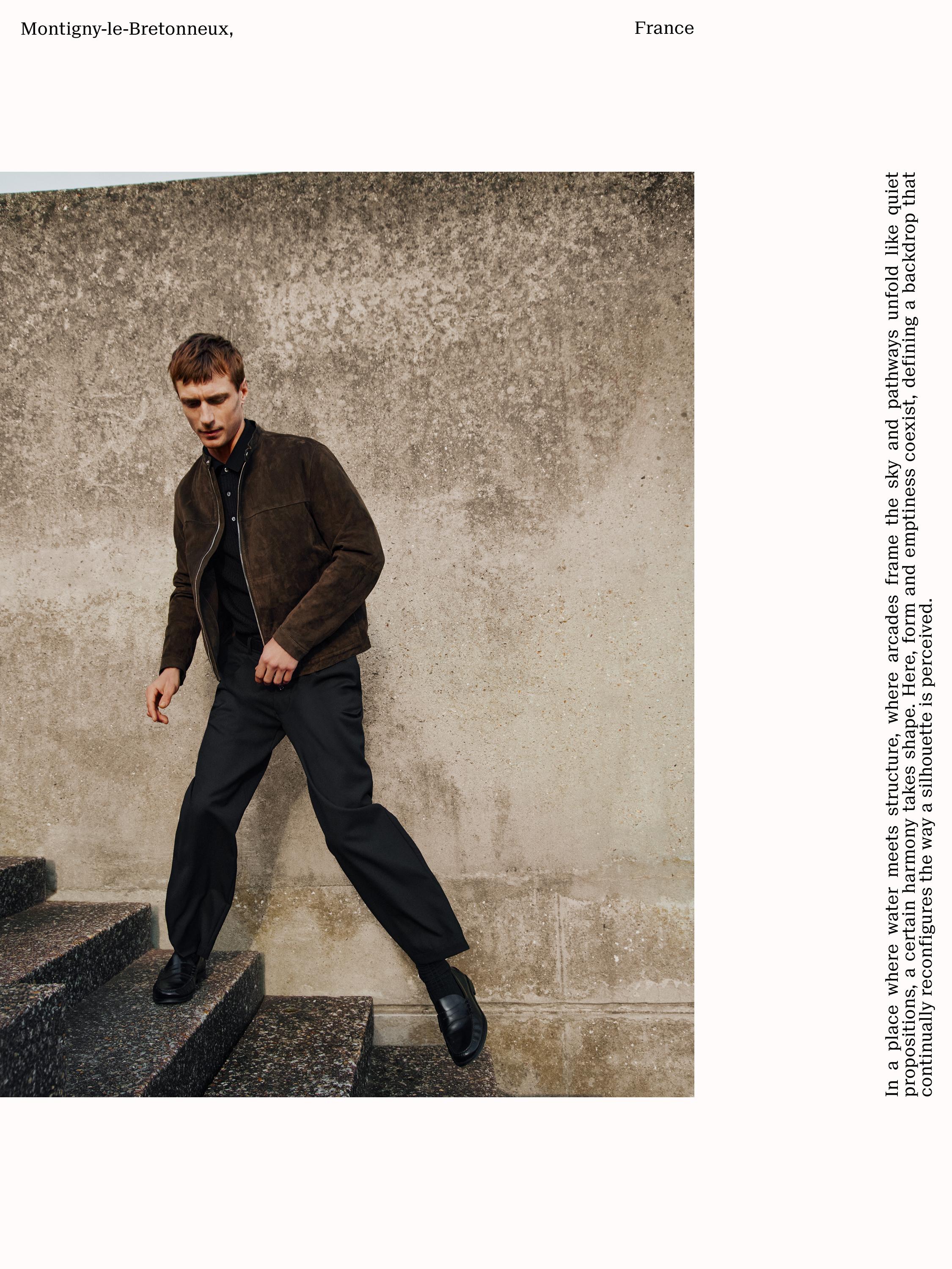 Комплект: бомбер цвета хаки на молнии и черные брюки.