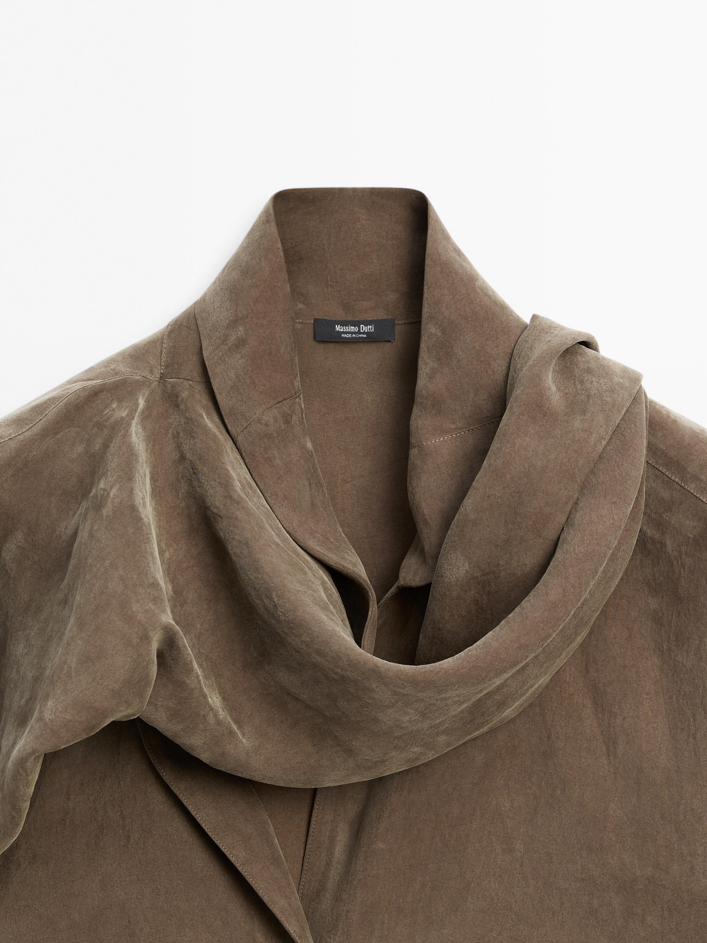 Camicia con allacciatura al collo