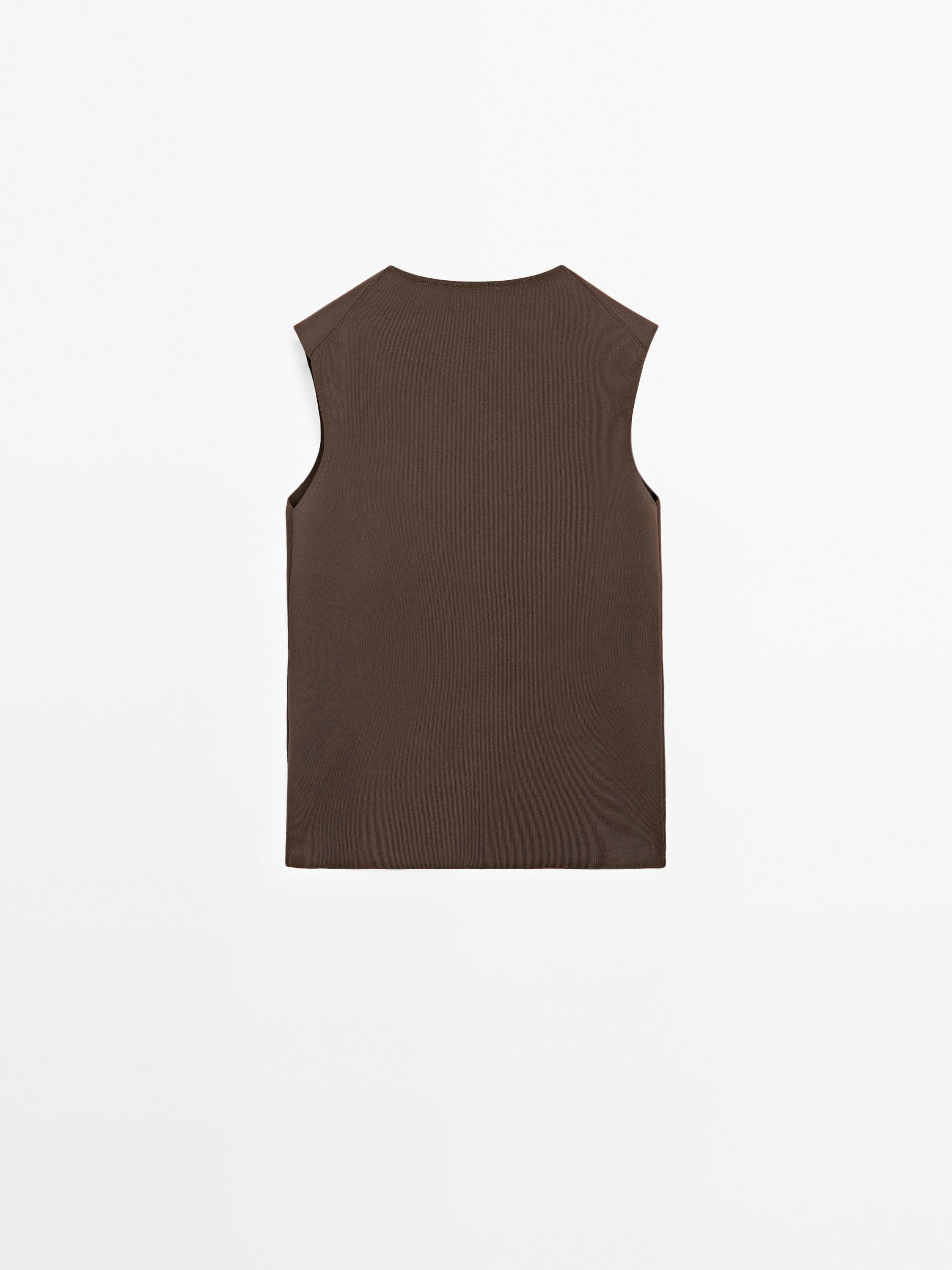 Tailored fit knit waistcoat with buttons