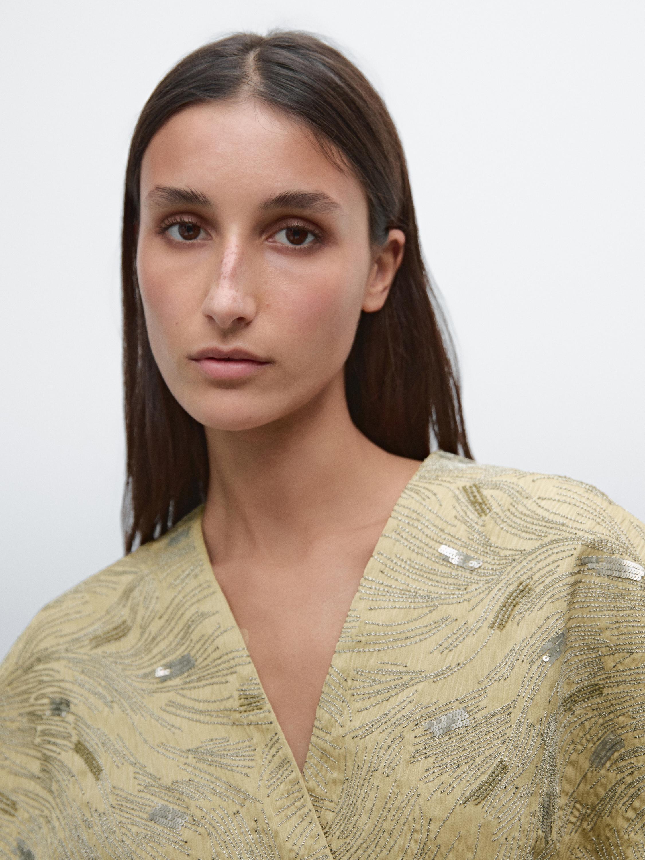 Short sleeveless kimono with embroidered detail
