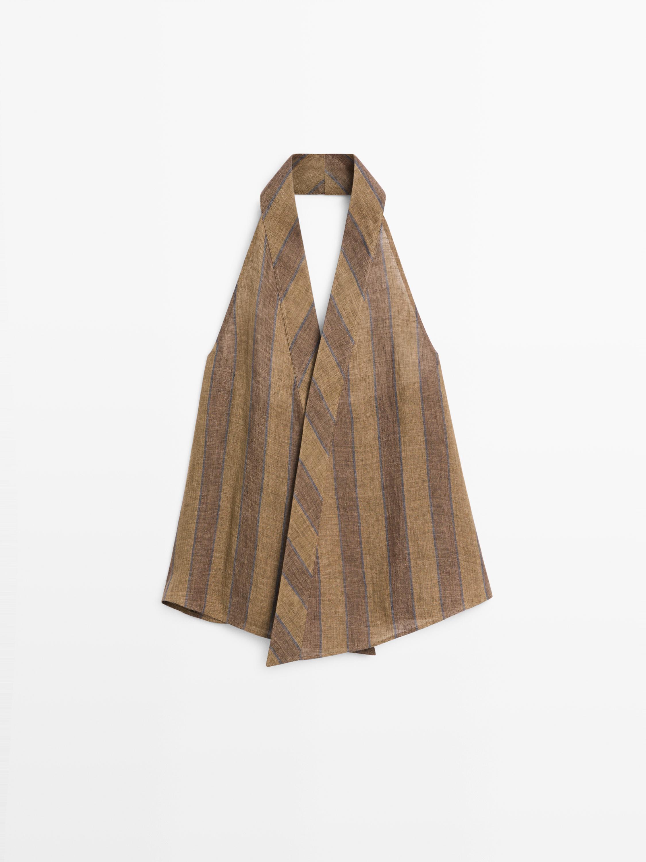 Vista frontal de blazer sin mangas kaki con diseño de rayas diagonales y cuello ancho.