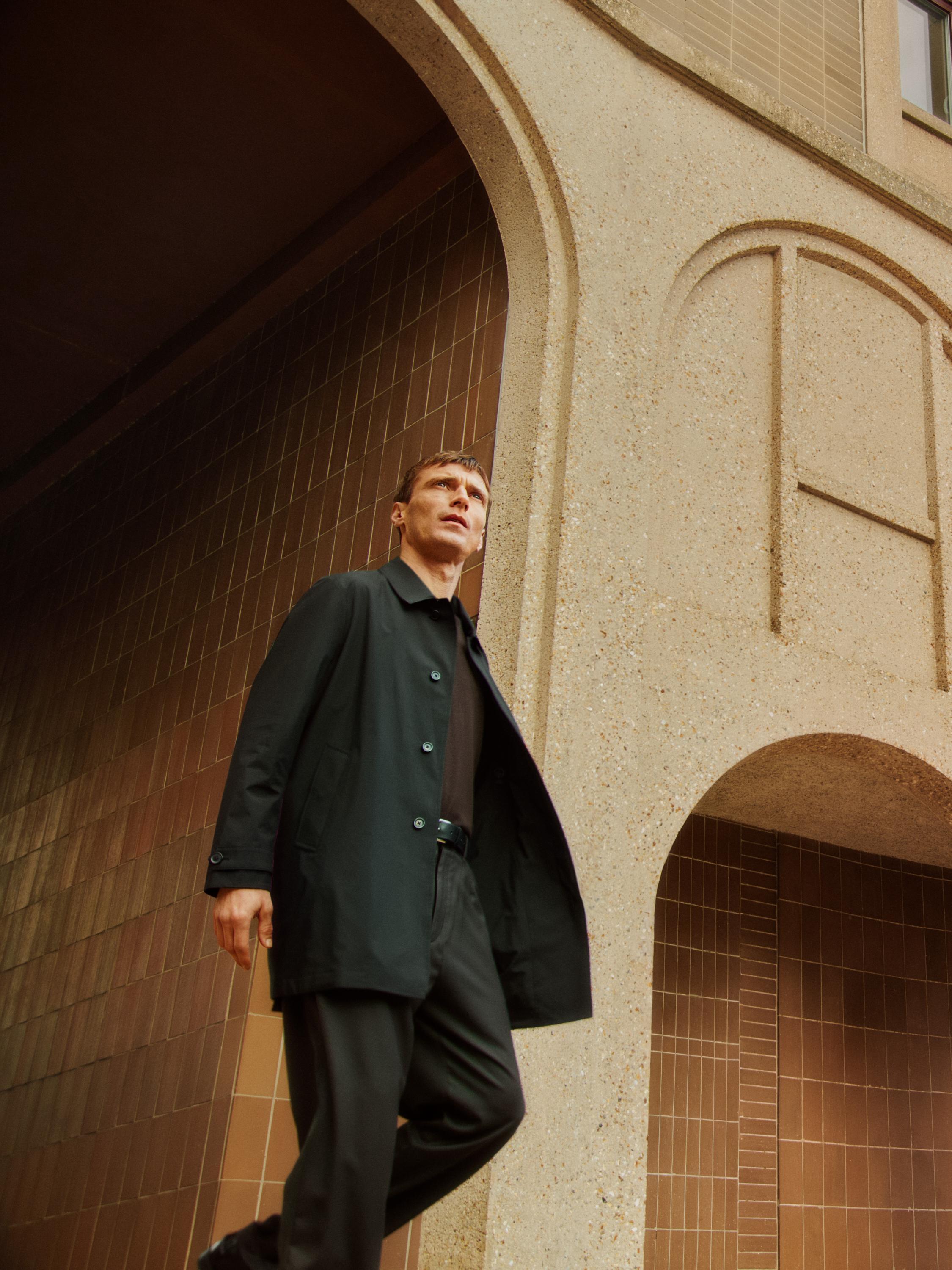 طقم باركا أسود خفيف بأزرار وبنطلون أسود.