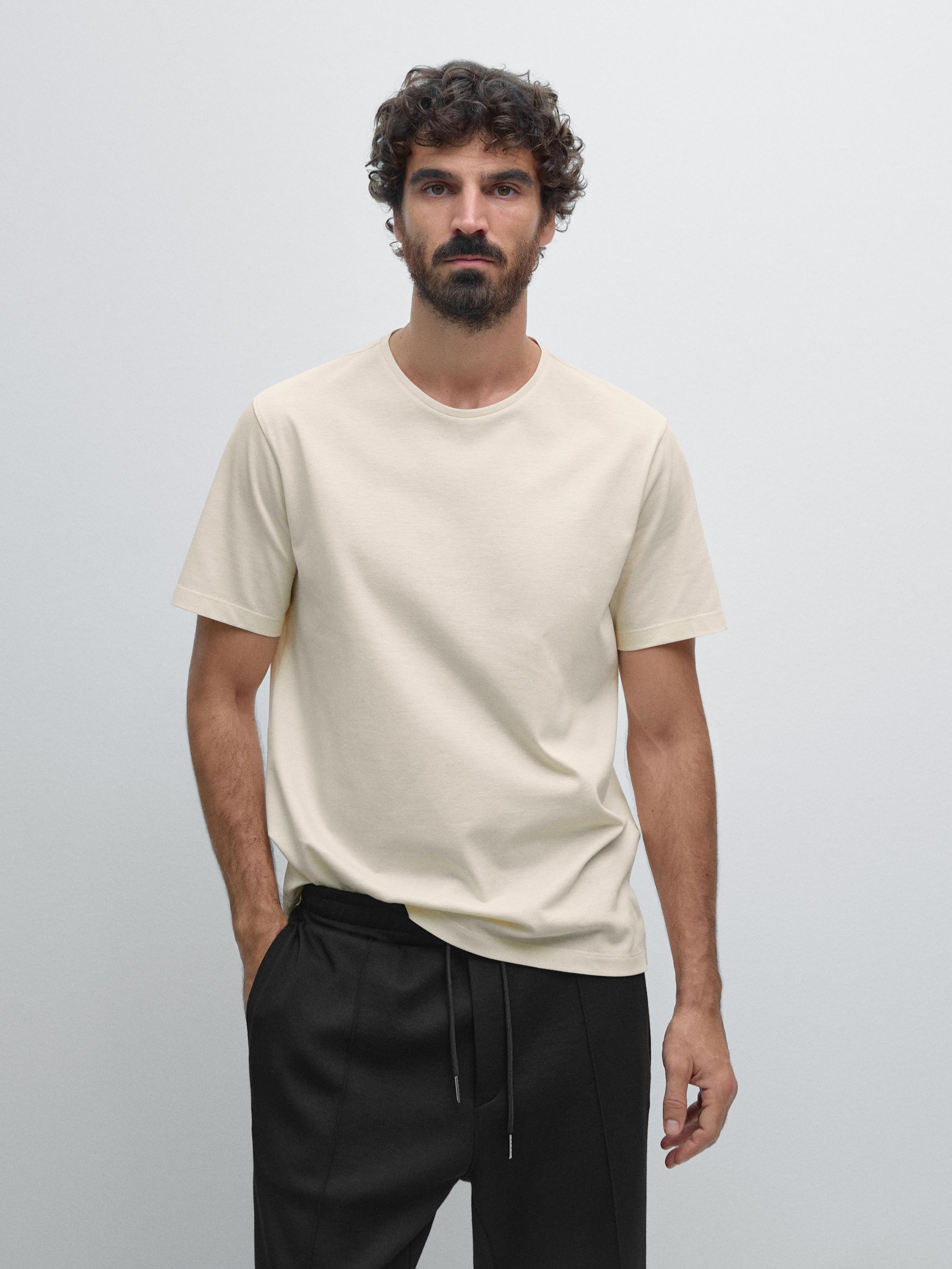 تيشرت بقصة عادية وياقة دائرية