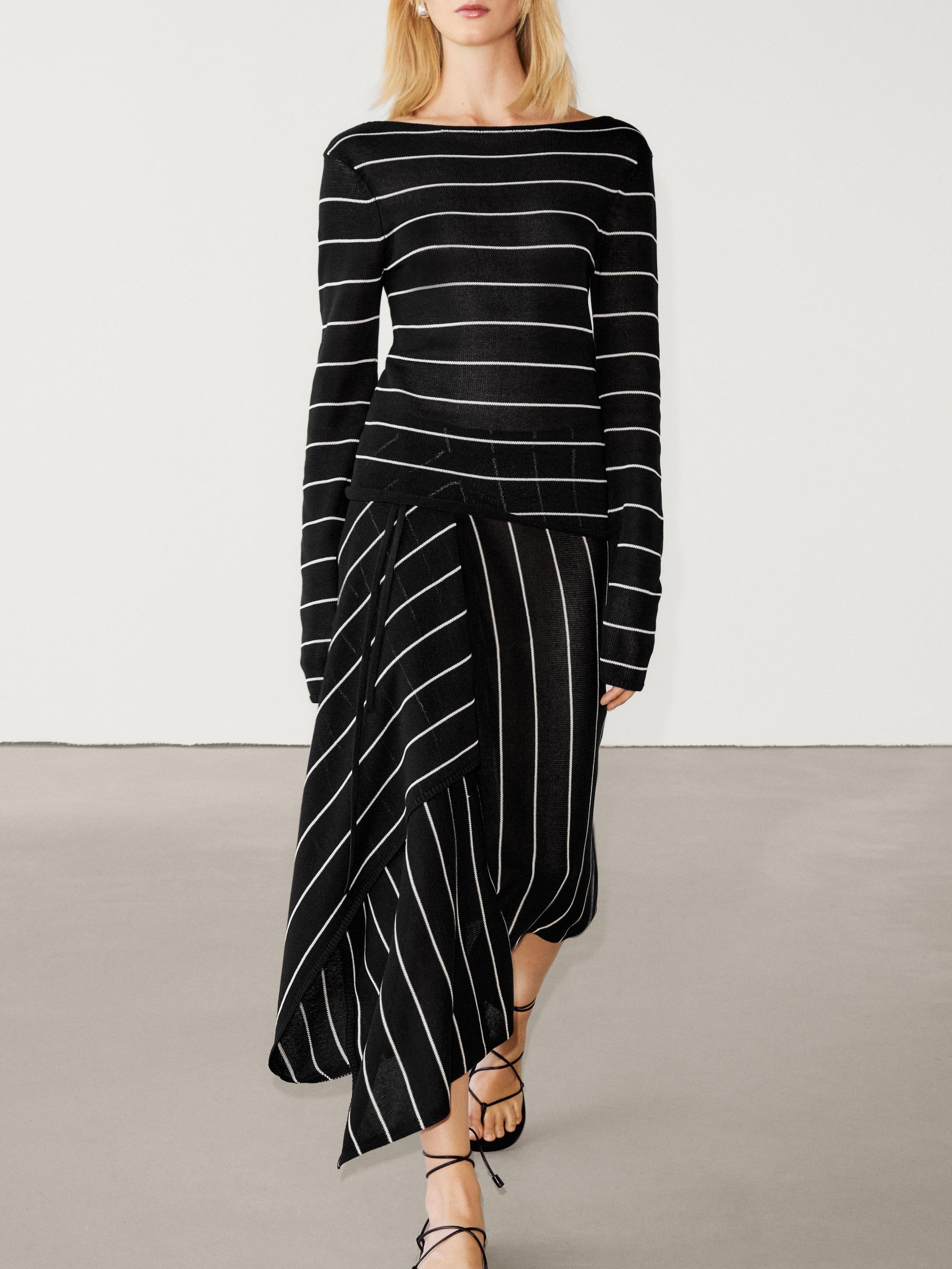 تنورة مخططة محاكة بربطة ضمن مجموعة من قطعتين