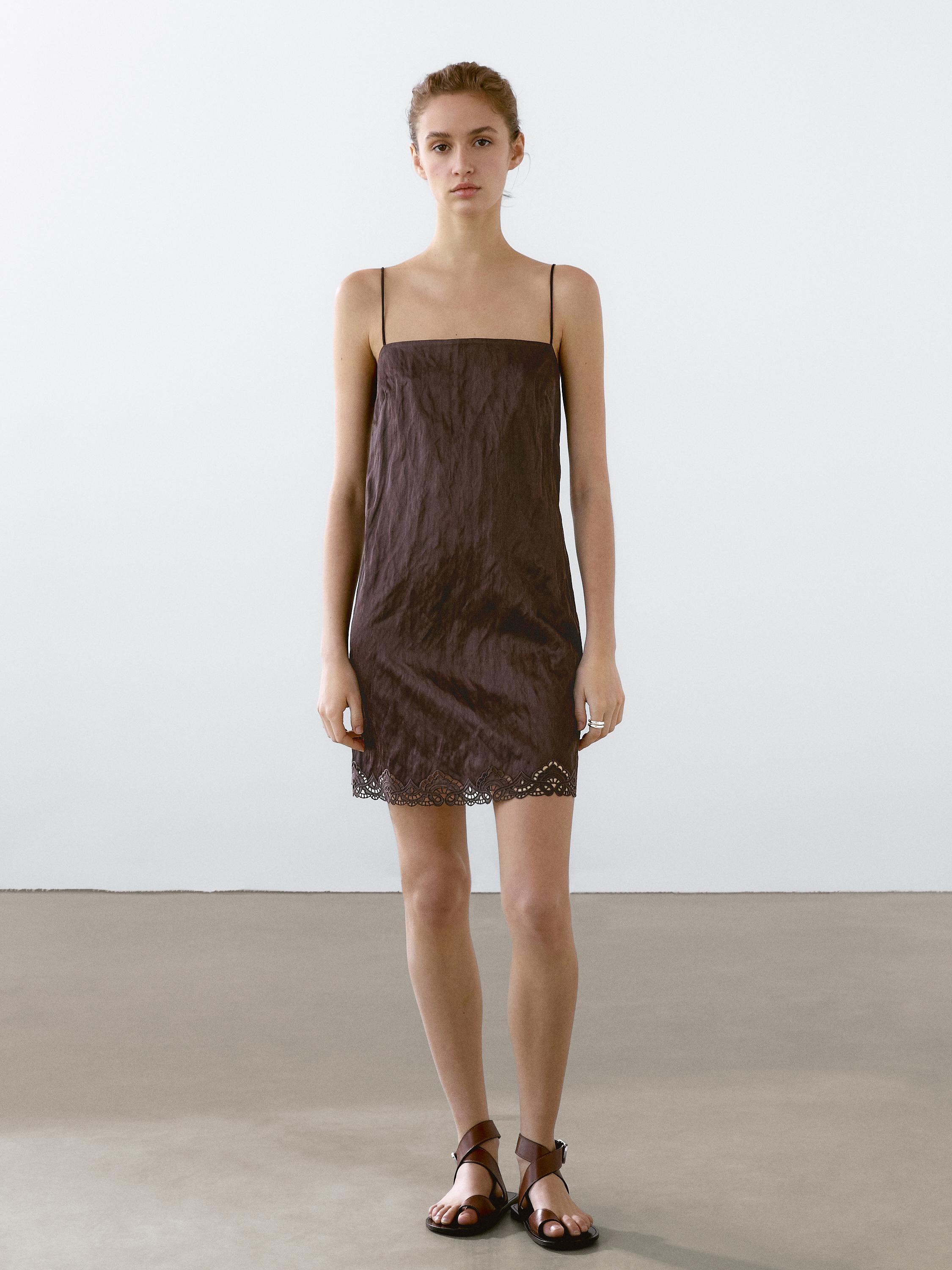 Μίνι φόρεμα με λεπτομέρεια δαντέλα