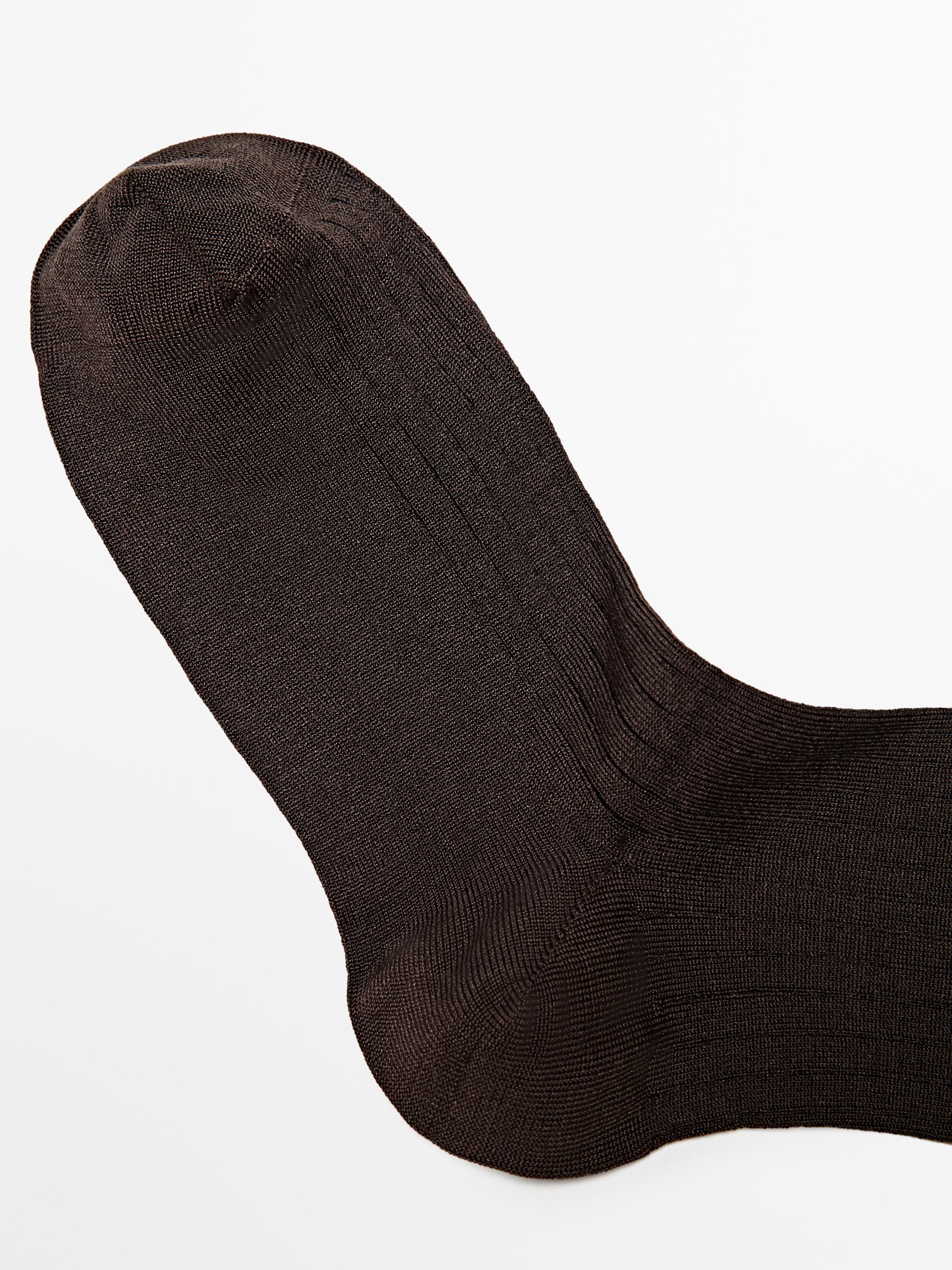 Gerippte Socken aus Seide