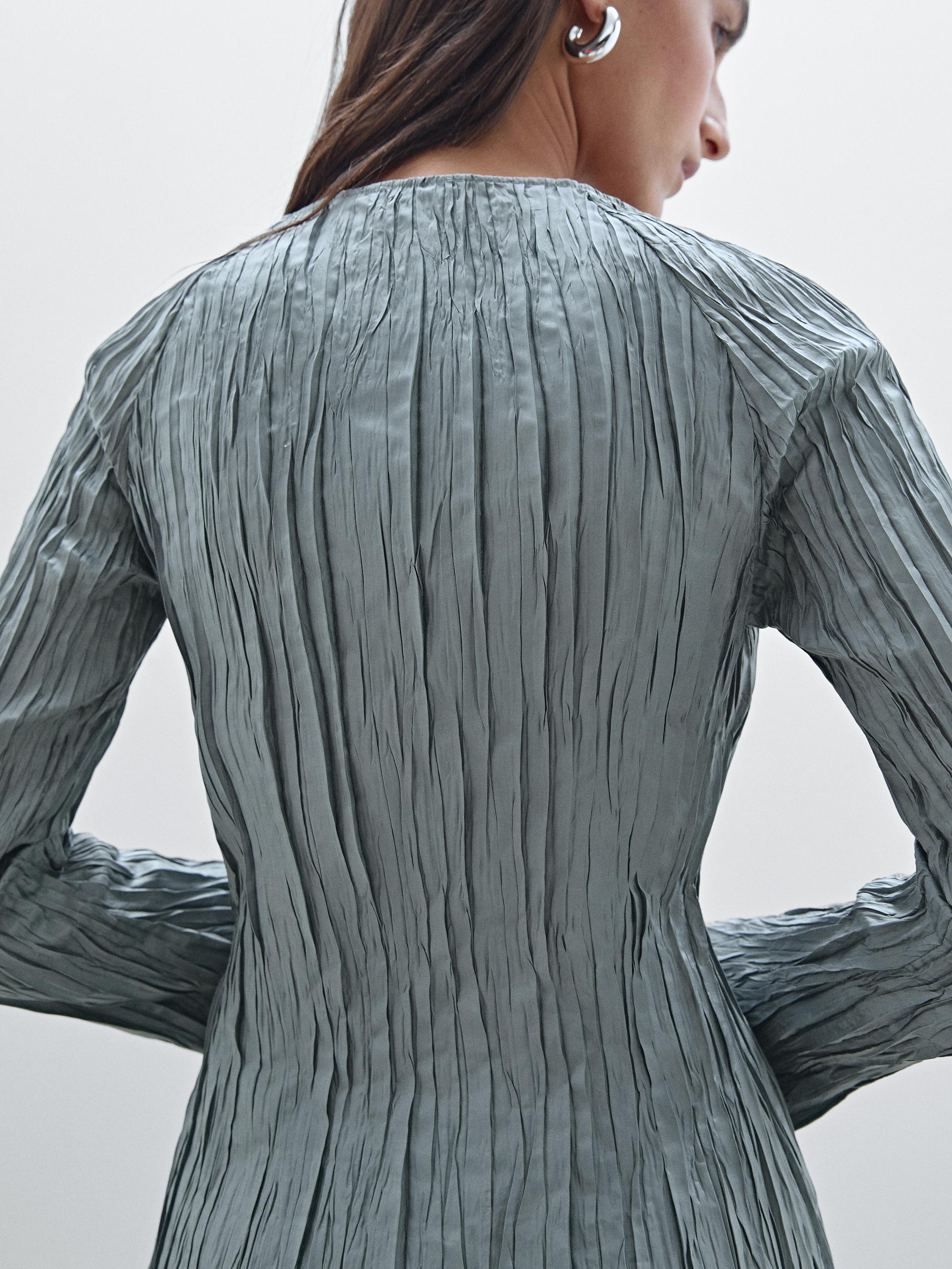 Long sleeve top with crossover fastening