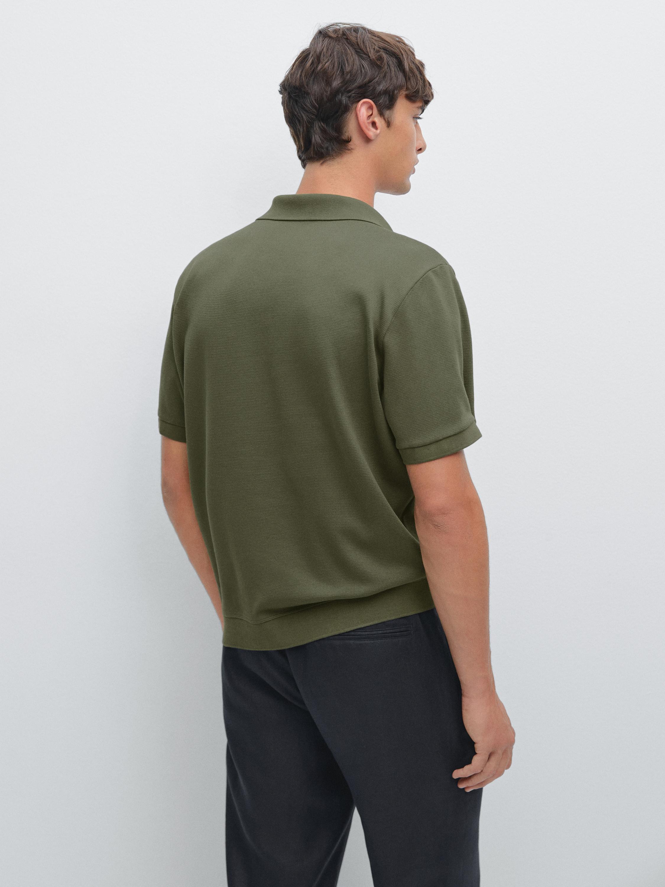 قميص بولو بأكمام قصيرة وياقة بسحاب