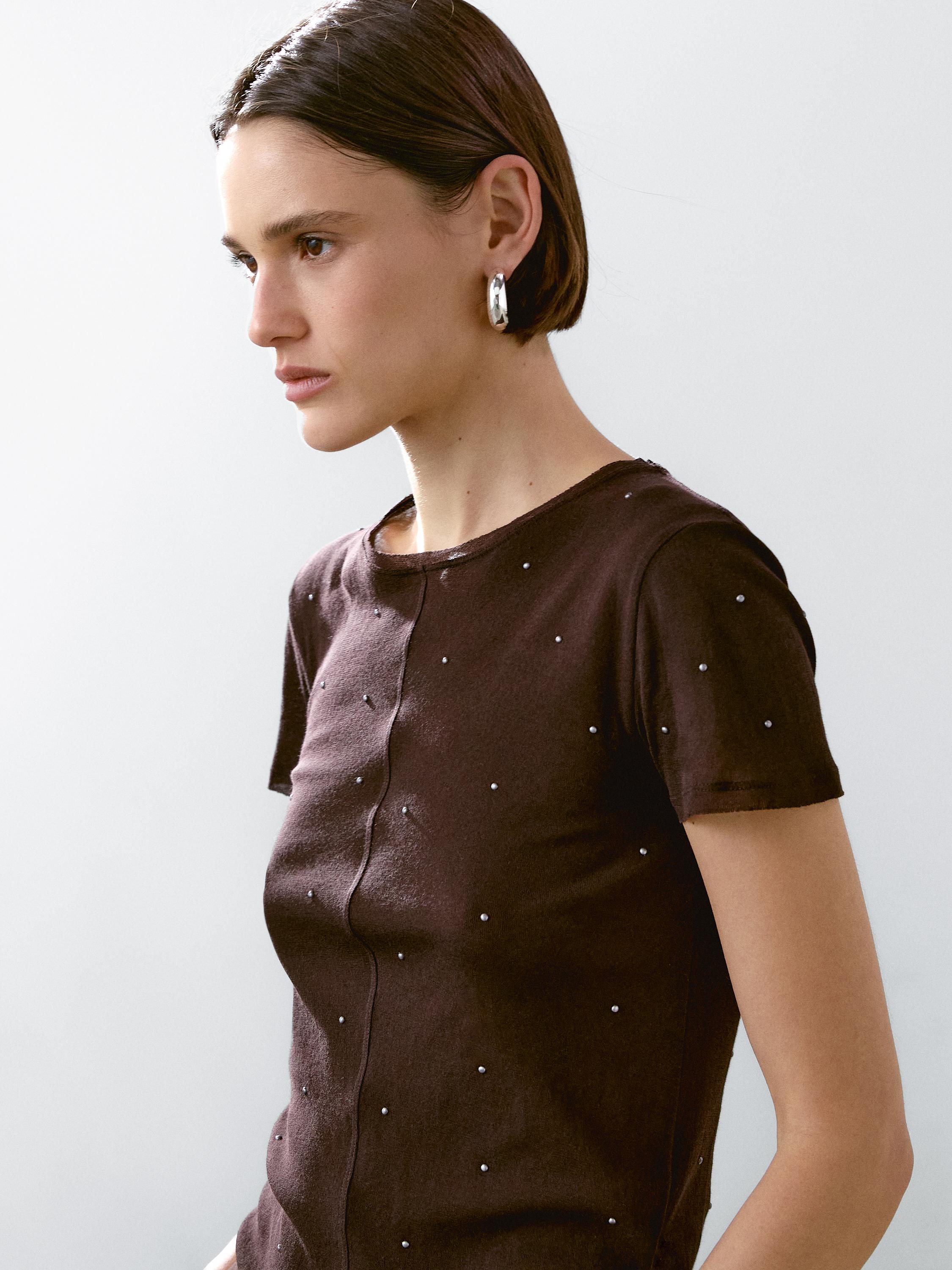 T-shirt avec clous métalliques