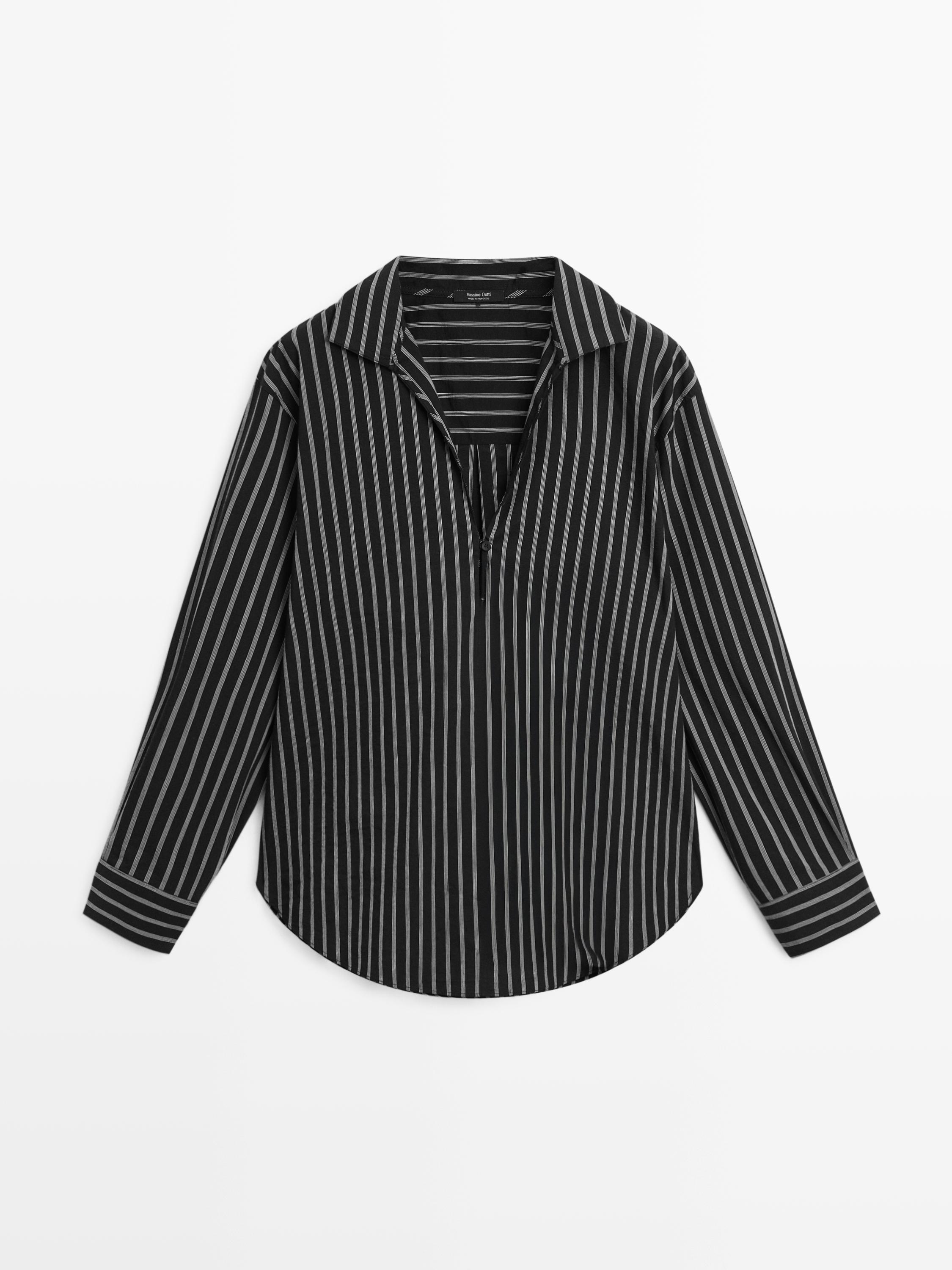 Vista frontal de camisa negra de rayas verticales con cuello clásico y mangas largas.