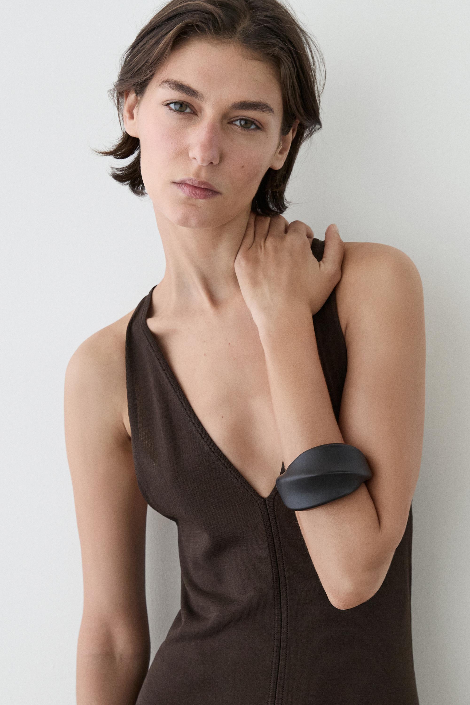 Wide moulded bracelet — BROWN